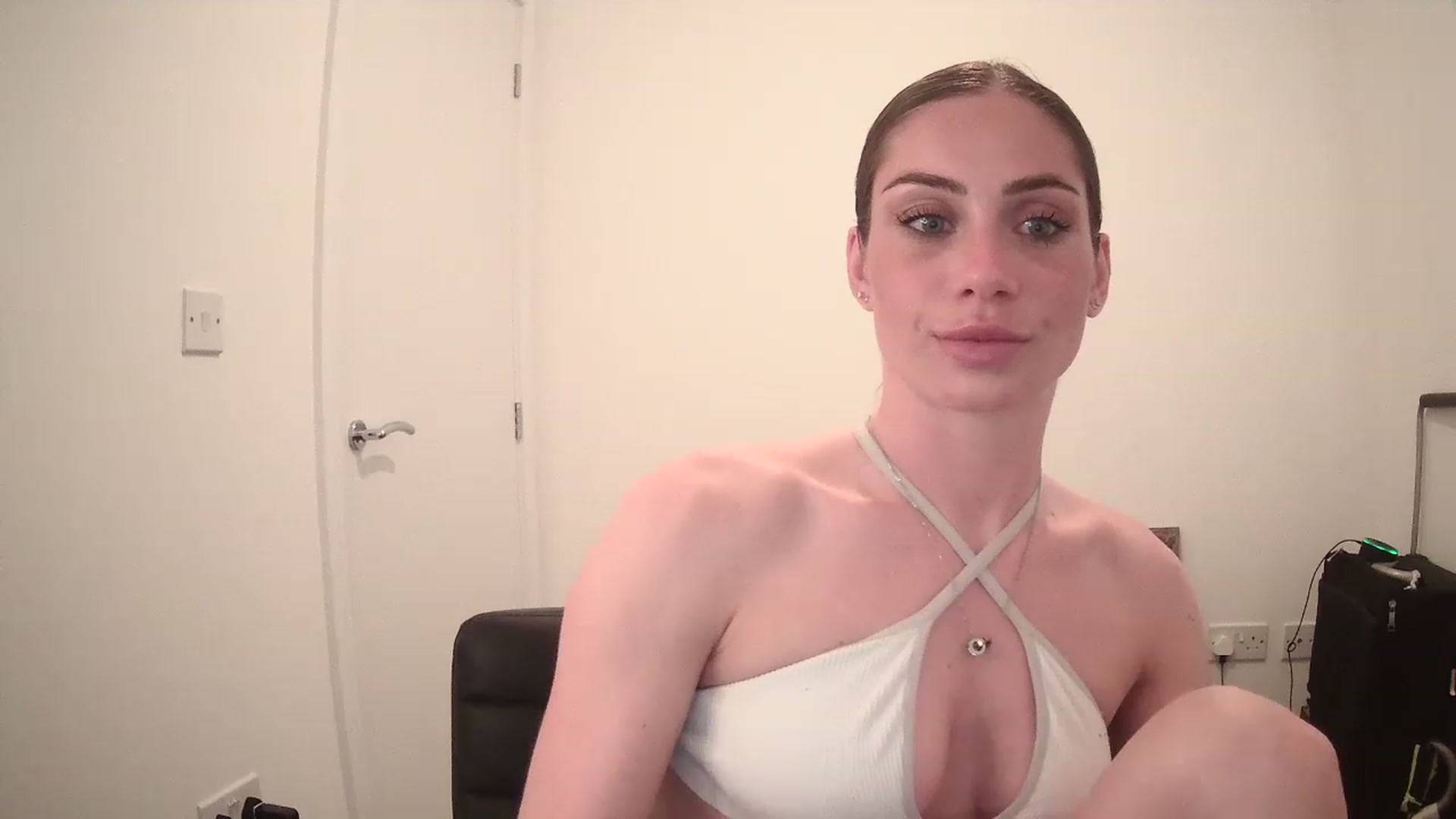 Gallery image thumbnail from BellaB_'s myfreecams stream on, 05/08/2023, 13:03 image 5 of 20