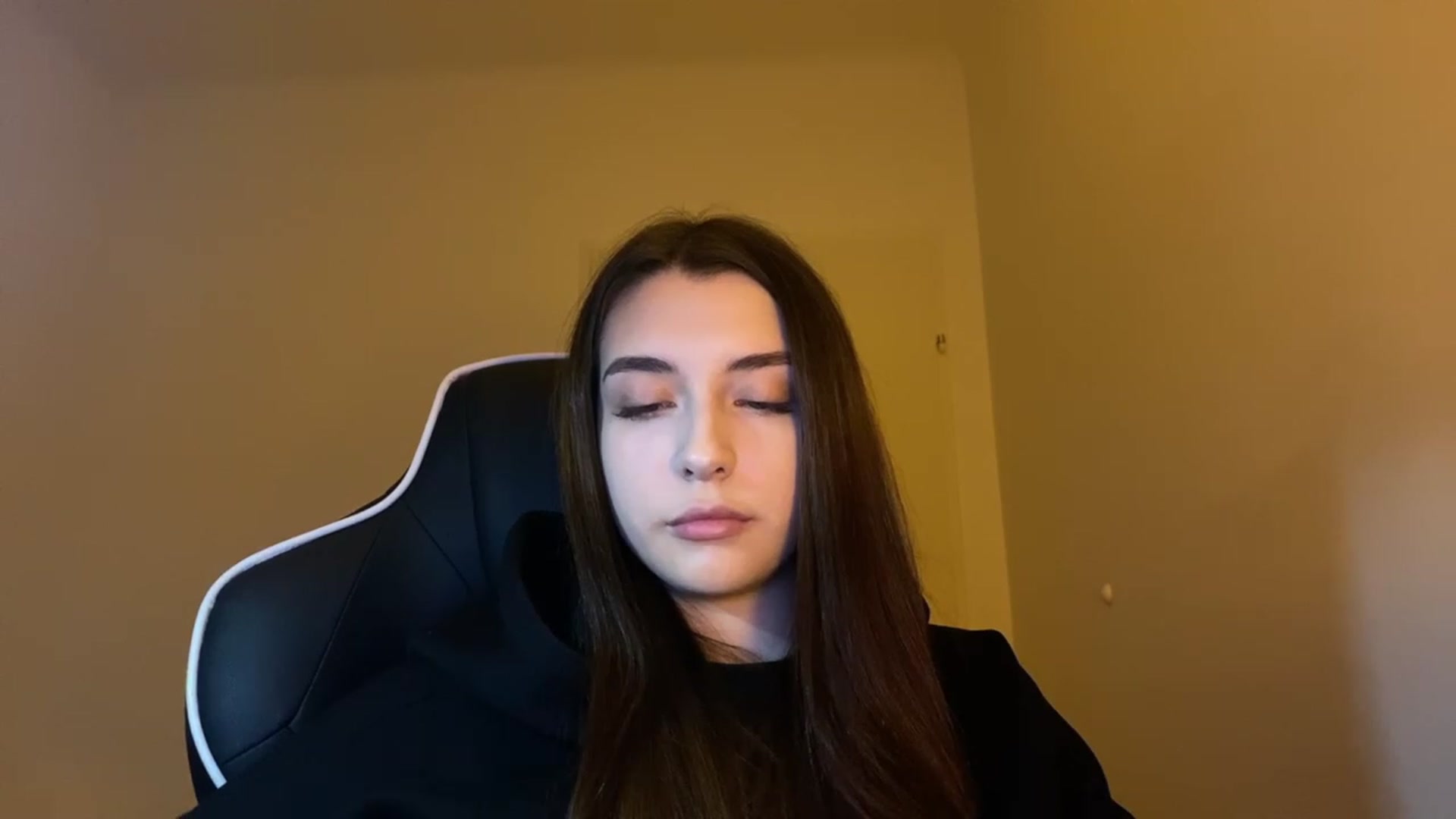 Gallery image thumbnail from BellaCullen's myfreecams stream on, 01/19/2024, 22:15 image 13 of 20