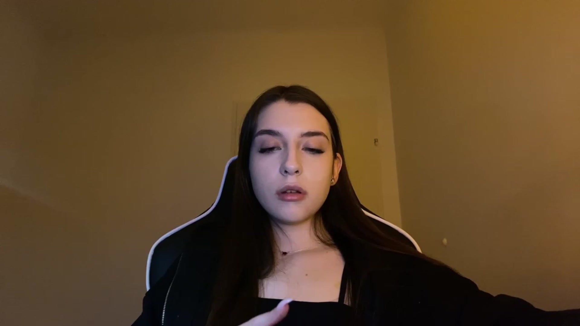 Gallery image thumbnail from BellaCullen's myfreecams stream on, 02/18/2024, 21:09 image 4 of 20