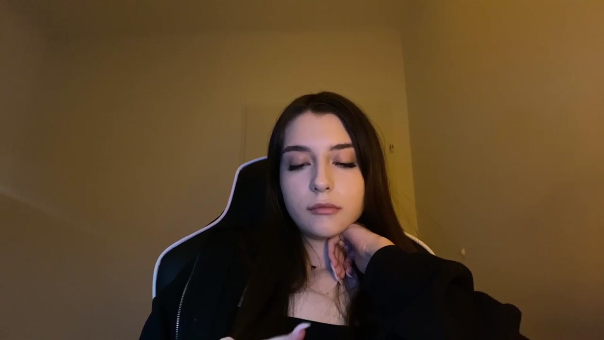 Gallery image thumbnail from BellaCullen's myfreecams stream on, 02/18/2024, 21:09 image 7 of 20