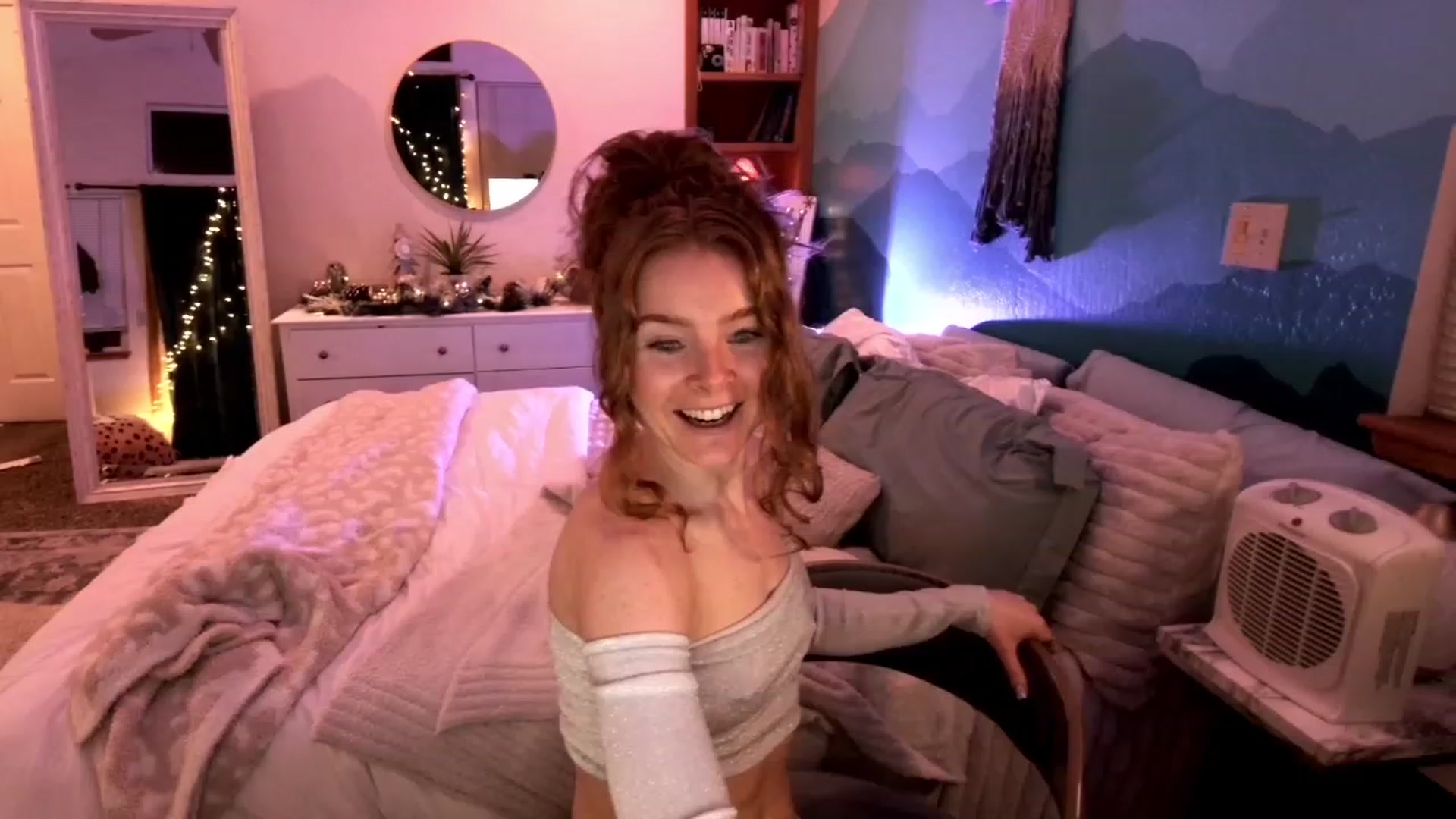 Gallery image thumbnail from BellaFreyaXo's myfreecams stream on, 12/06/2022, 03:33 image 20 of 20