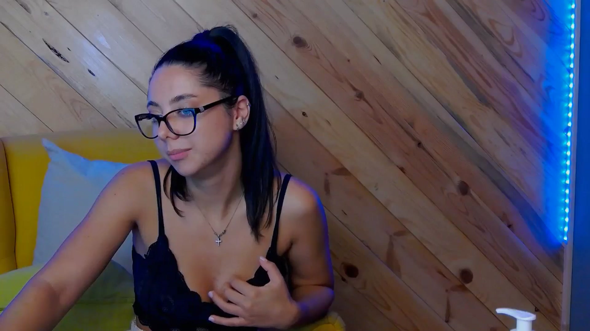 Gallery image thumbnail from BellaMia's myfreecams stream on, 09/06/2024, 22:08 image 19 of 20