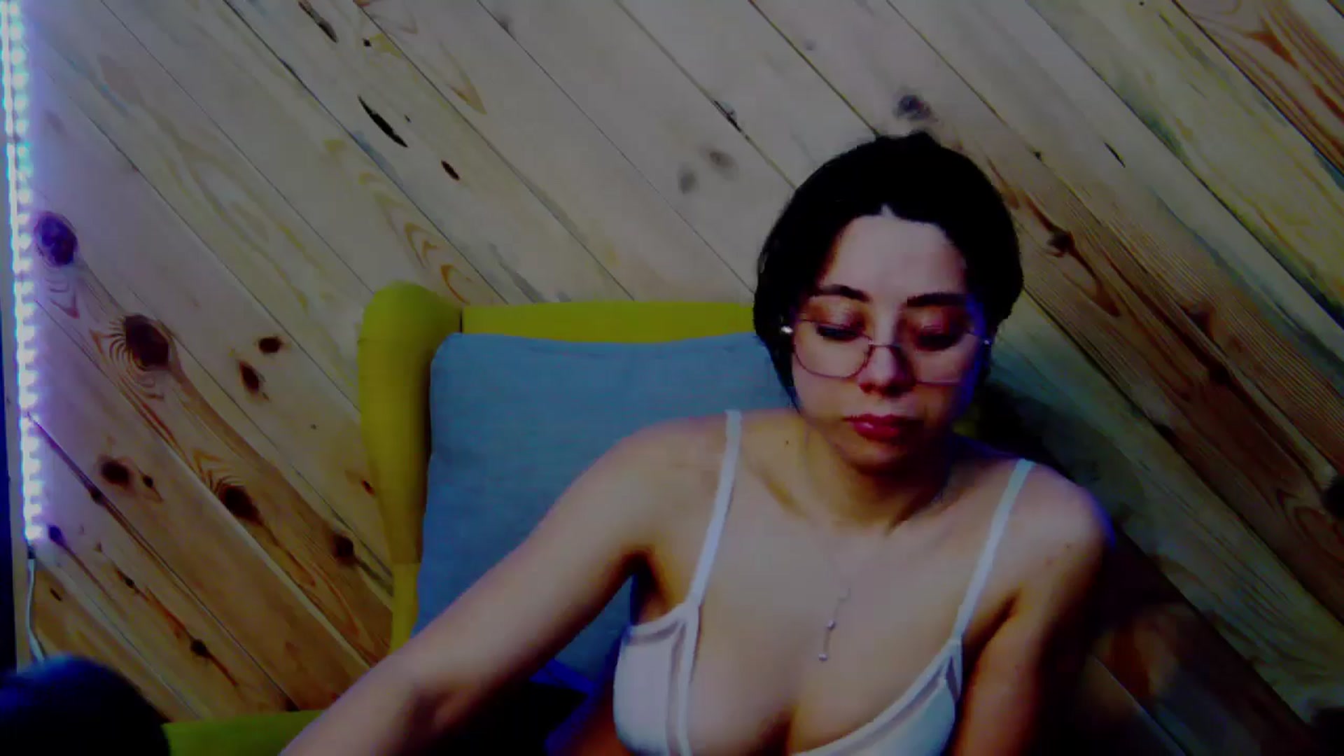 Gallery image thumbnail from BellaMia's myfreecams stream on, 12/19/2024, 24:35 image 16 of 20