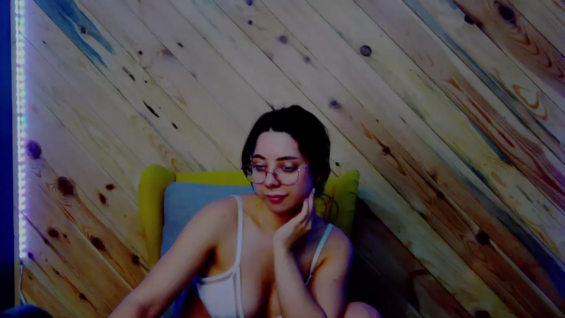 Gallery image thumbnail from BellaMia's myfreecams stream on, 12/19/2024, 24:35 image 17 of 20