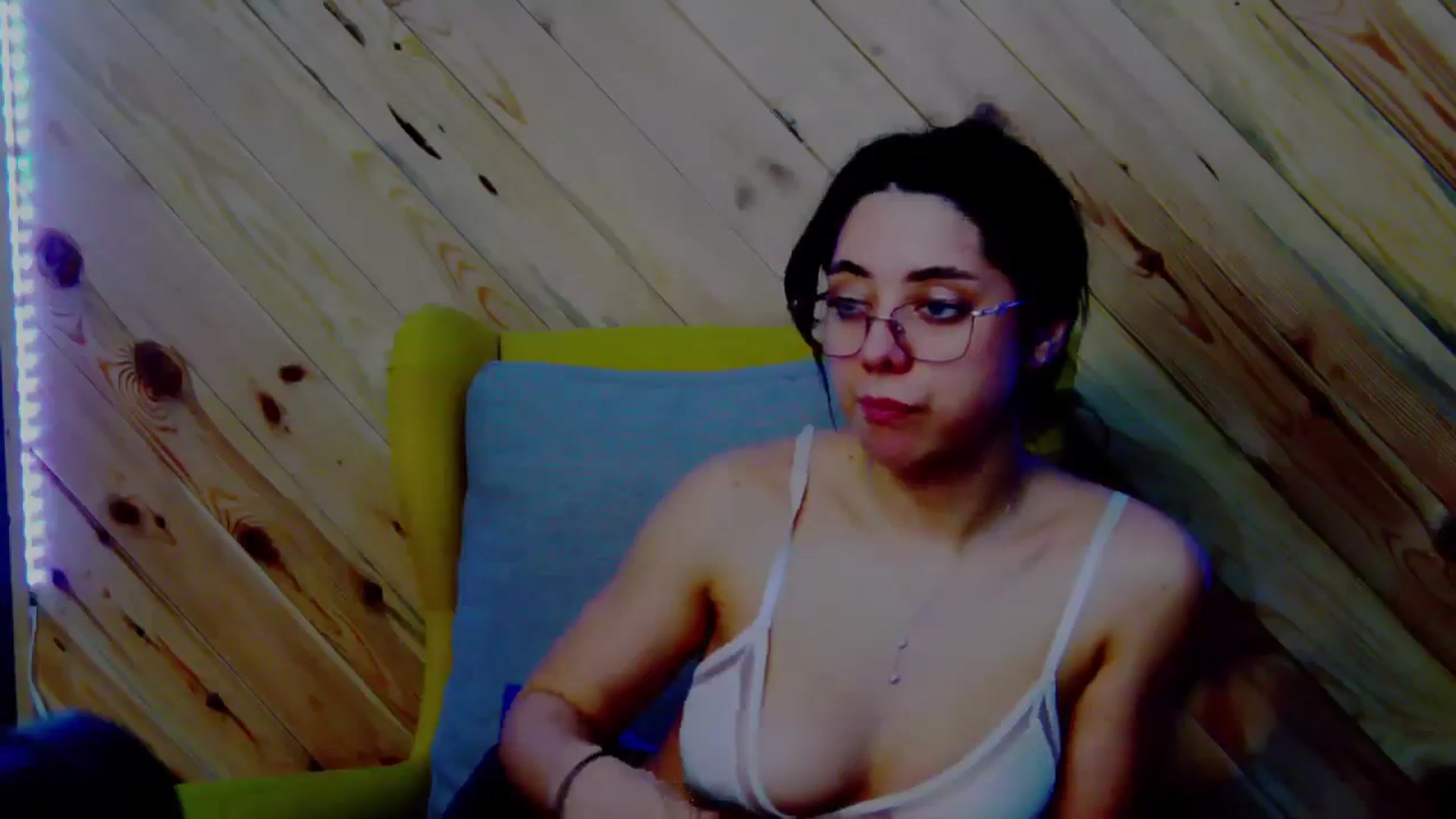Gallery image thumbnail from BellaMia's myfreecams stream on, 12/19/2024, 24:35 image 15 of 20