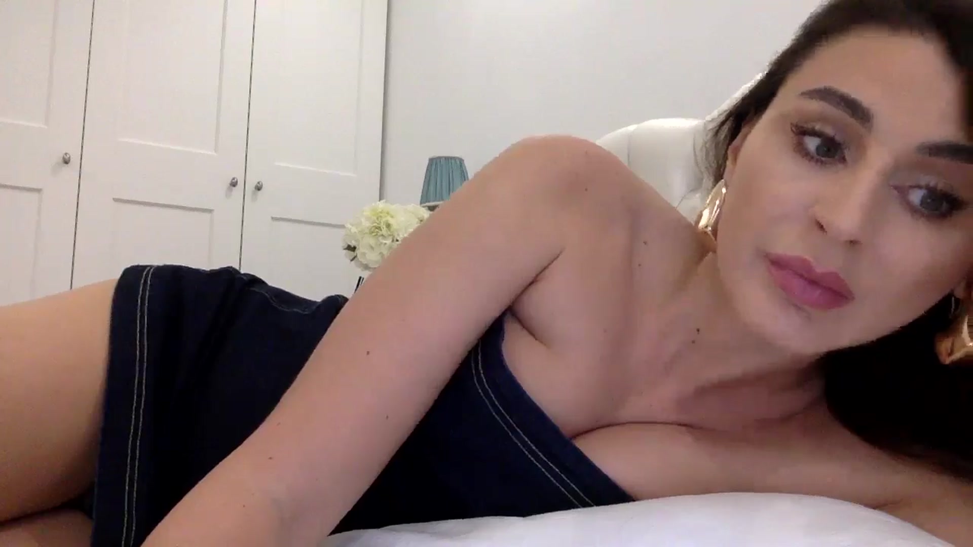 Gallery image thumbnail from BellaNoir___'s myfreecams stream on, 11/07/2025, 14:43 image 12 of 20