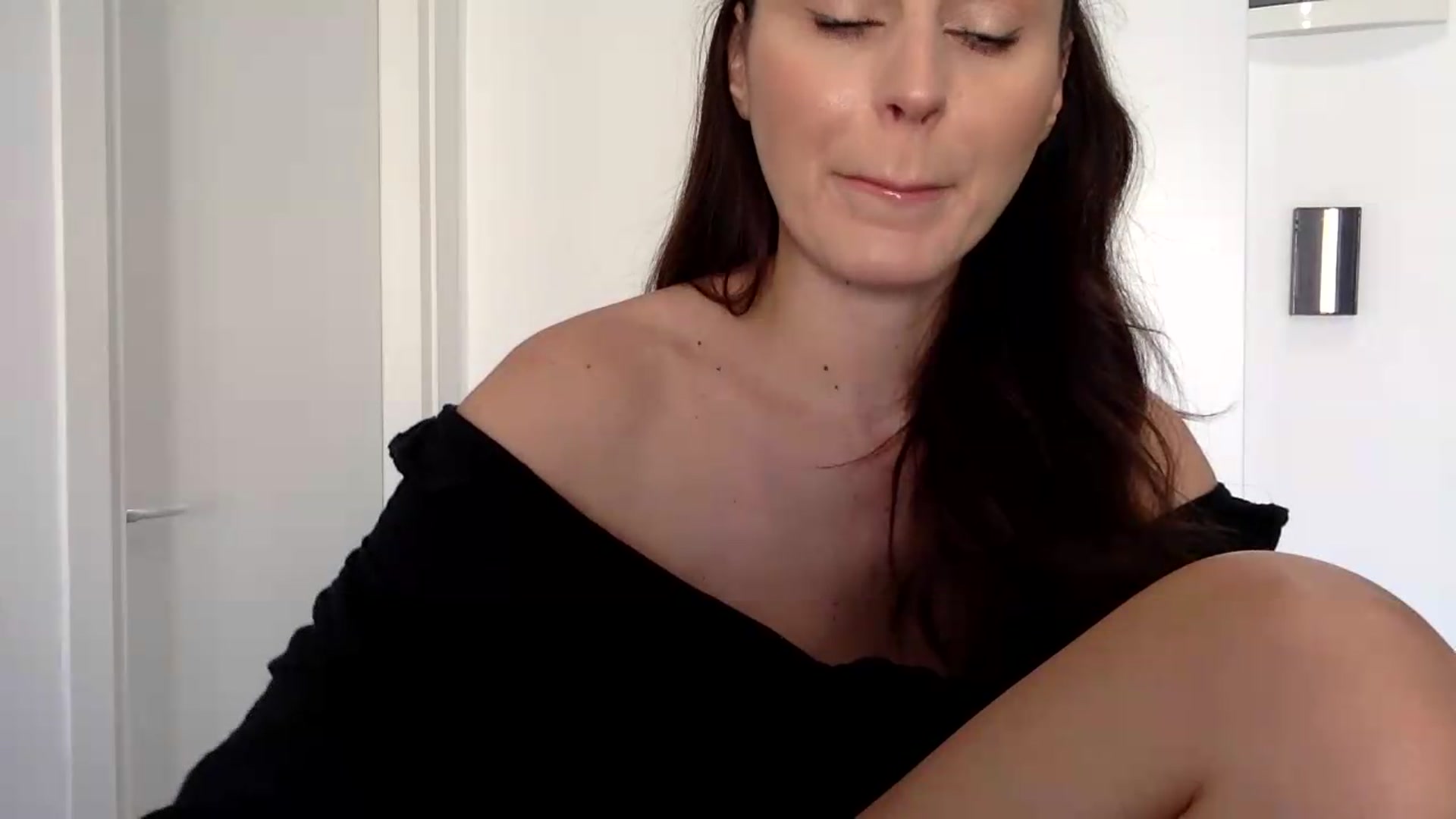 Gallery image thumbnail from BellaNoir___'s myfreecams stream on, 05/19/2026, 05:04 image 16 of 20