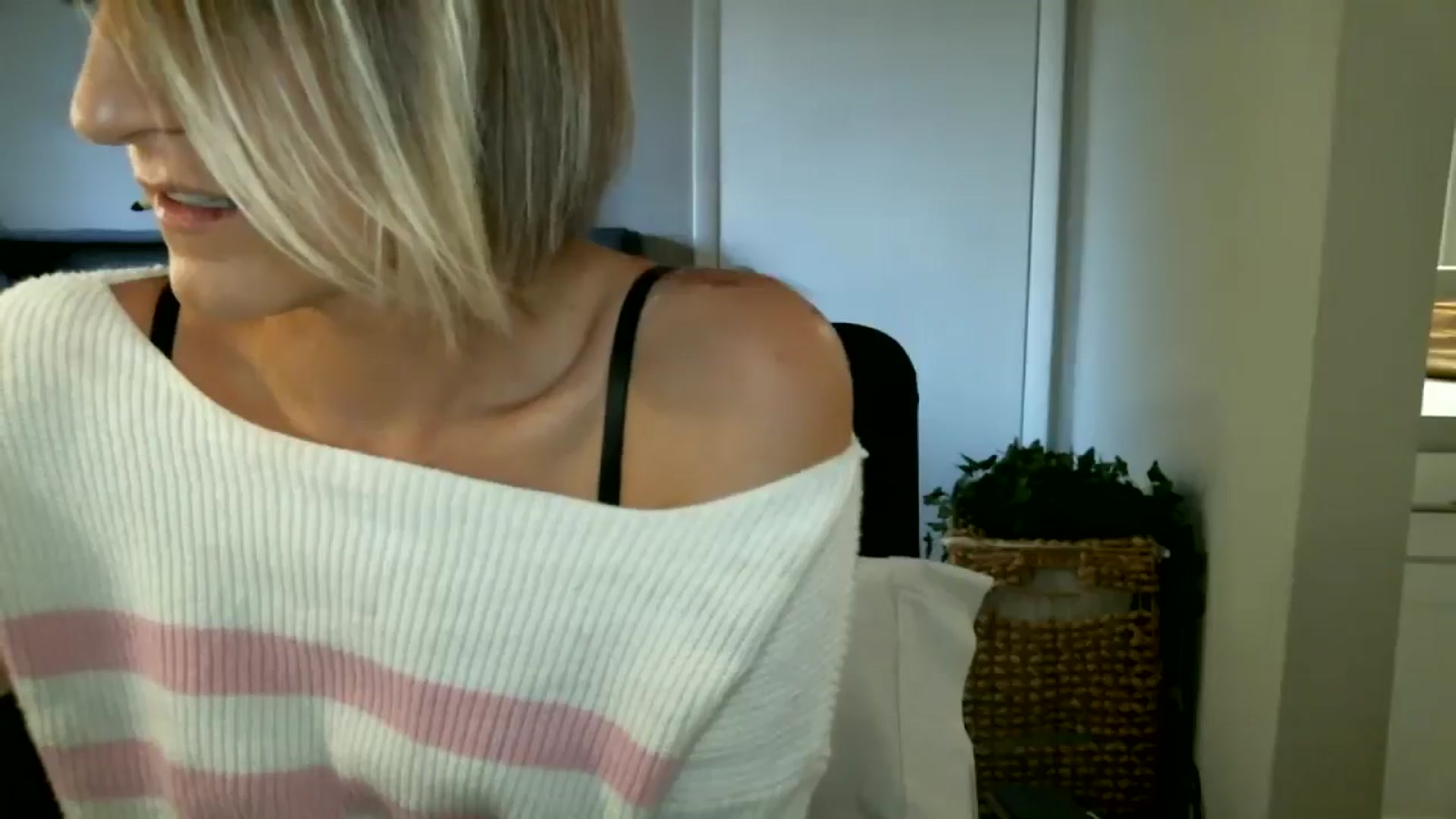 Gallery image thumbnail from BellaSkye's myfreecams stream on, 12/03/2024, 15:20 image 5 of 20