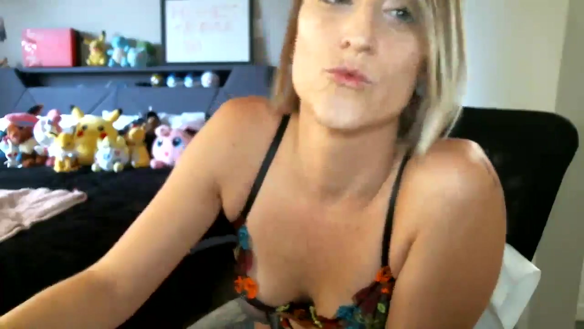 Gallery image thumbnail from BellaSkye's myfreecams stream on, 12/03/2024, 16:37 image 6 of 20