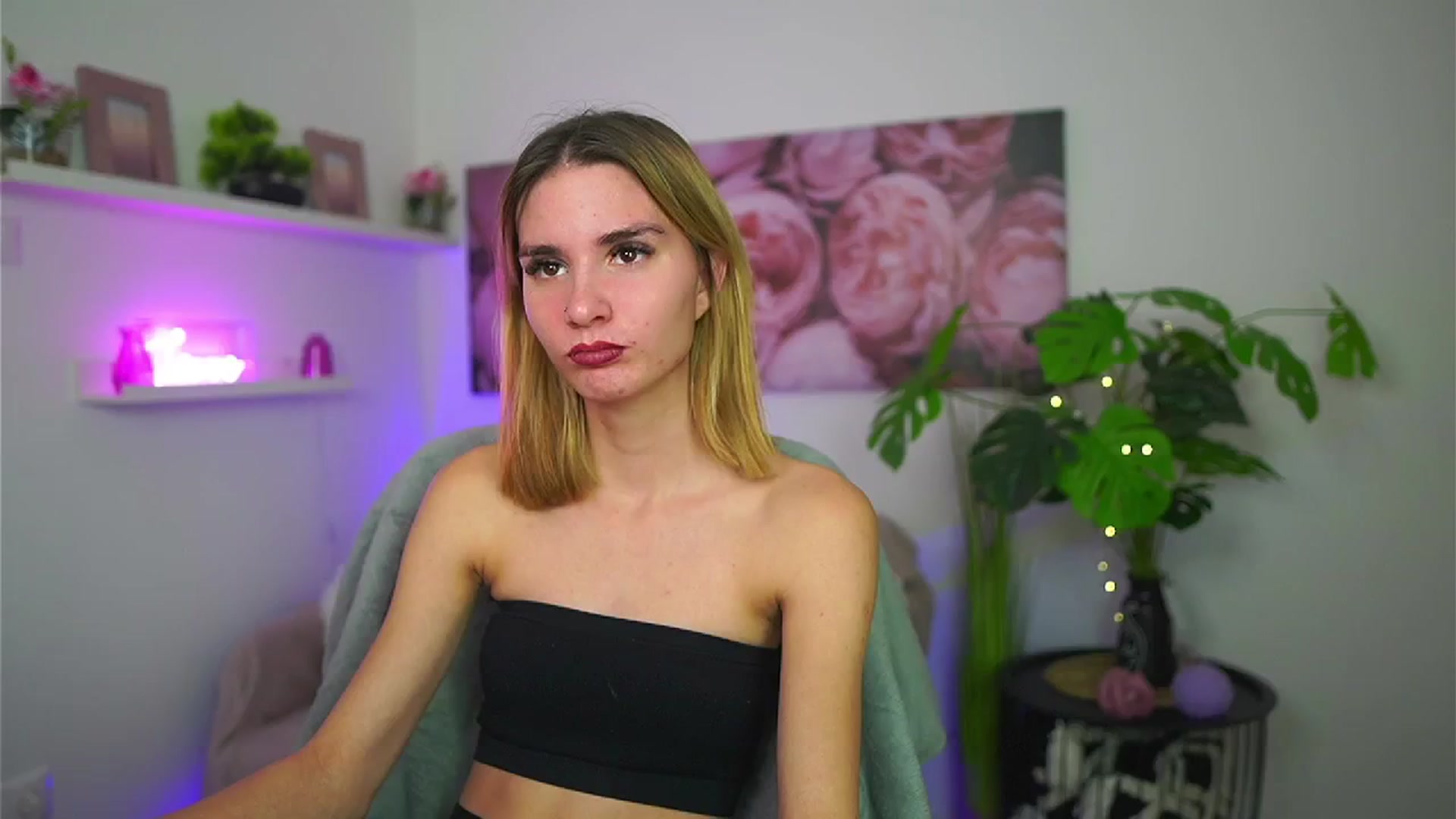 Gallery image thumbnail from Bella_Babe's myfreecams stream on, 12/13/2025, 19:15 image 2 of 20
