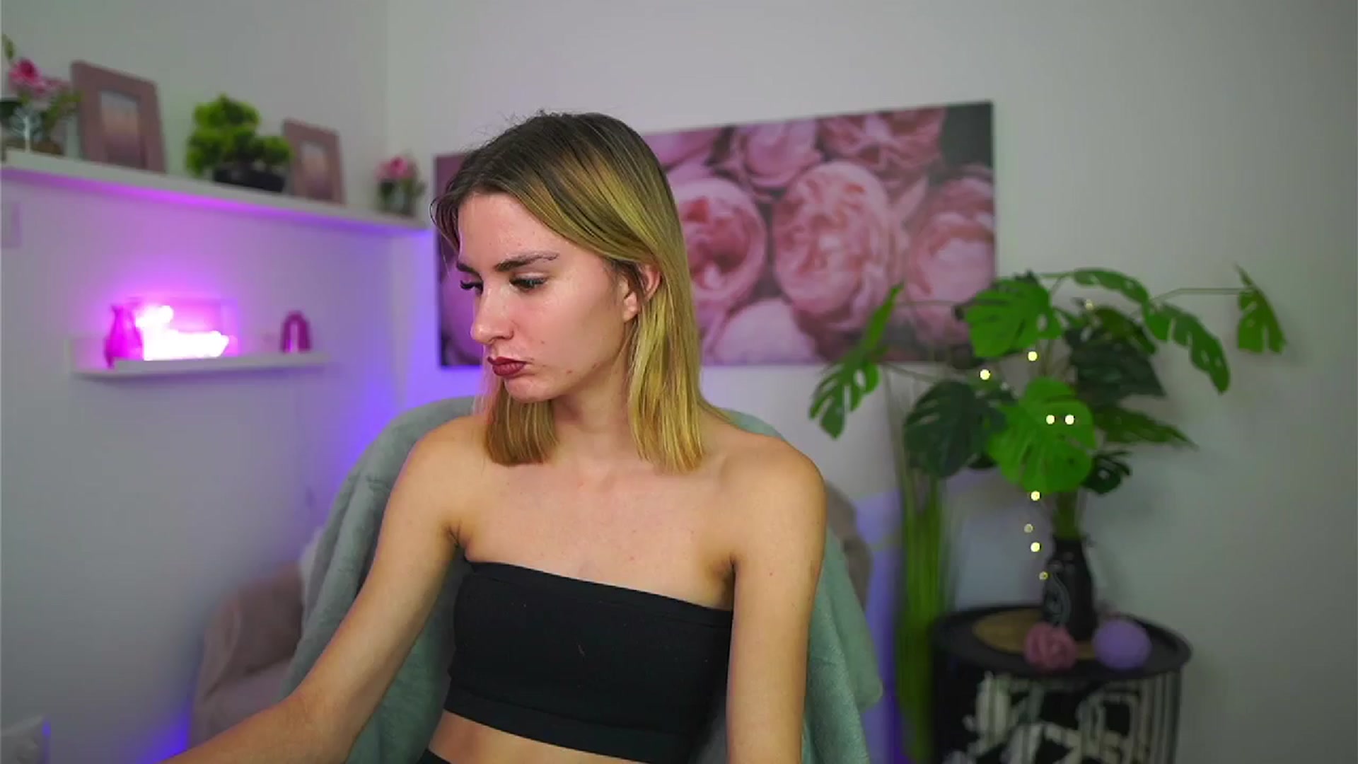 Gallery image thumbnail from Bella_Babe's myfreecams stream on, 12/13/2025, 19:15 image 4 of 20