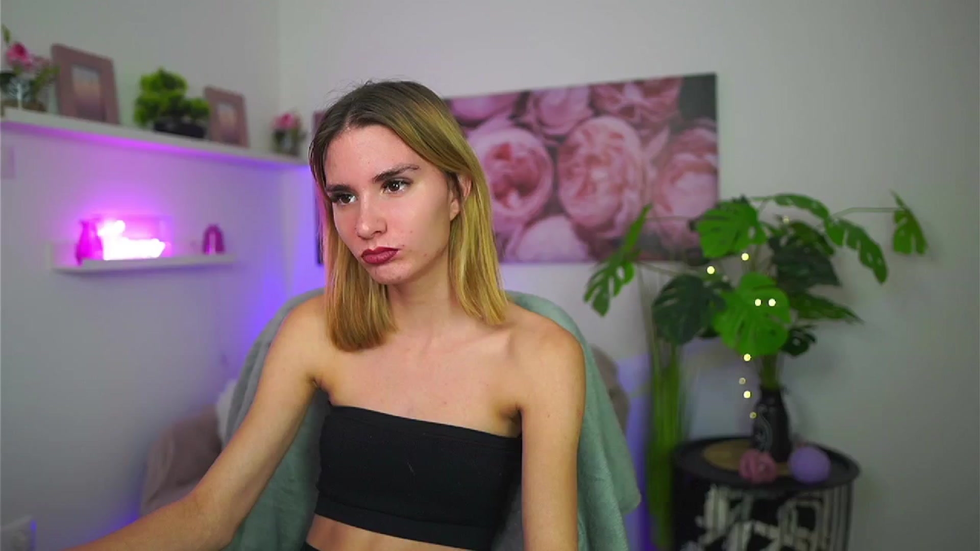 Gallery image thumbnail from Bella_Babe's myfreecams stream on, 12/13/2025, 19:15 image 6 of 20