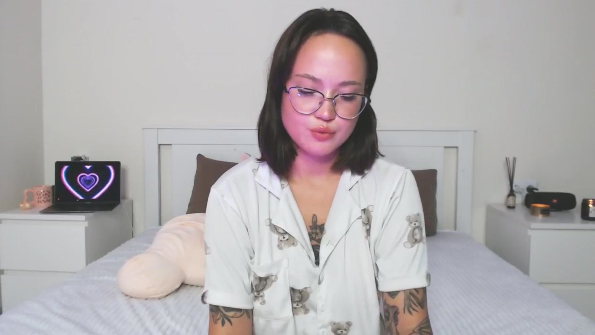 Gallery image thumbnail from Bella_Jensen's myfreecams stream on, 10/14/2024, 09:21 image 19 of 20