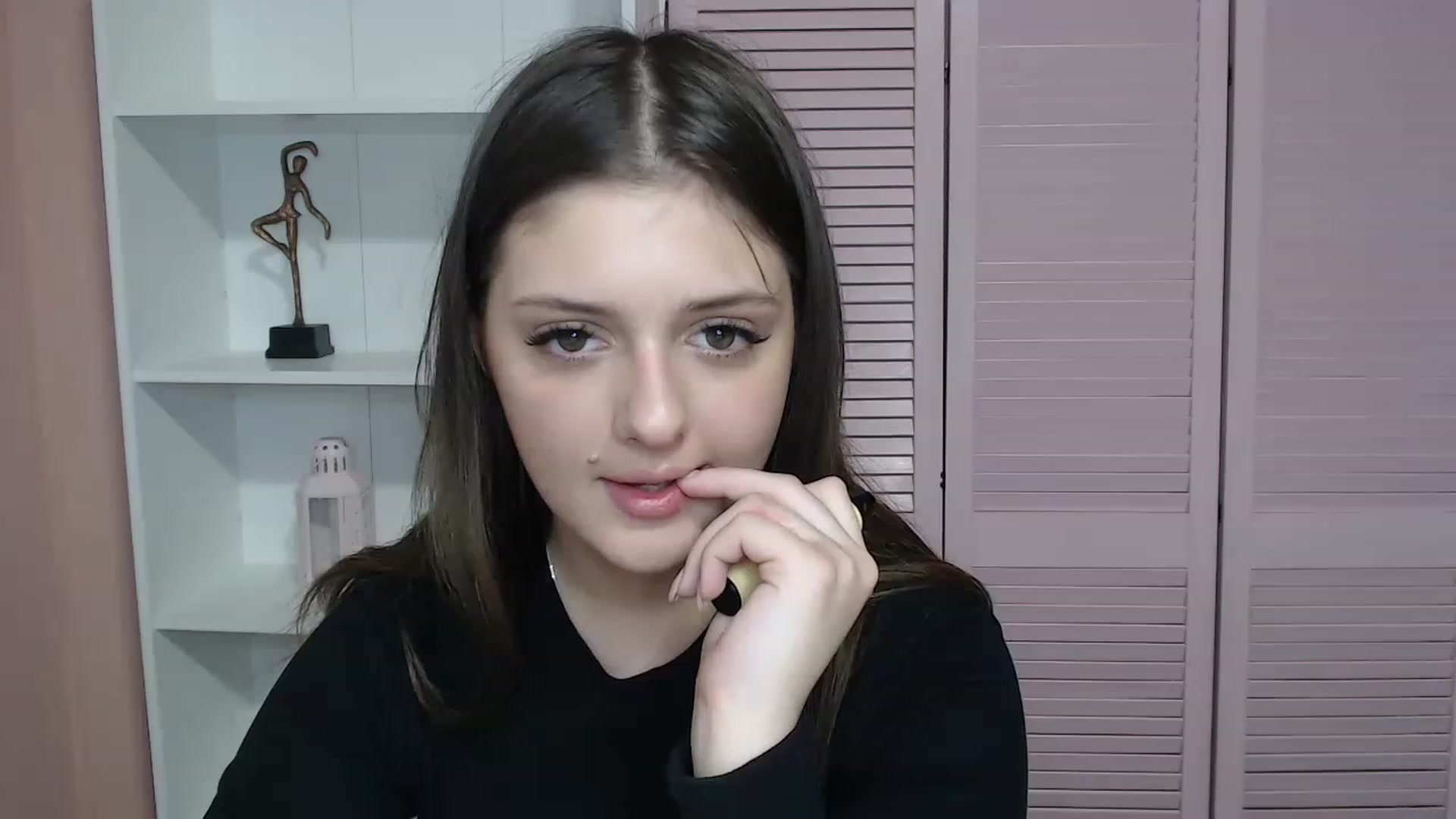 Gallery image thumbnail from Bella_Loran's myfreecams stream on, 04/17/2023, 09:13 image 5 of 20