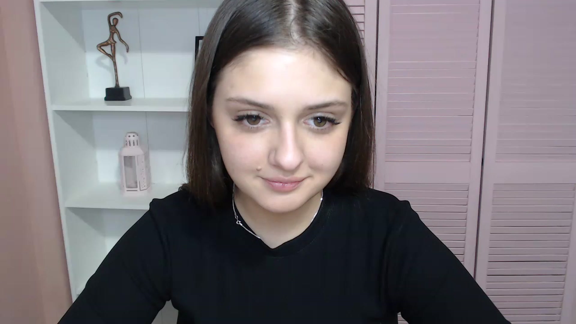 Gallery image thumbnail from Bella_Loran's myfreecams stream on, 04/17/2023, 12:45 image 1 of 20