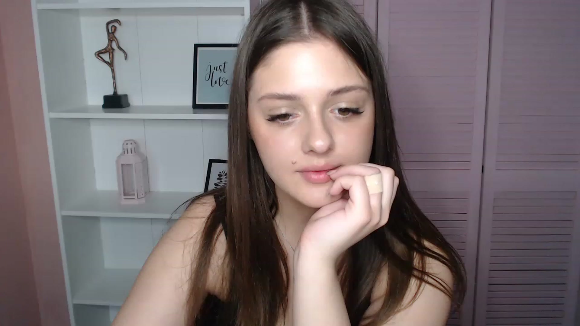 Gallery image thumbnail from Bella_Loran's myfreecams stream on, 04/18/2023, 07:25 image 5 of 20