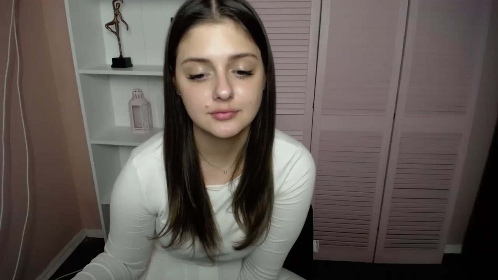 Gallery image thumbnail from Bella_Loran's myfreecams stream on, 05/15/2023, 11:27 image 12 of 20