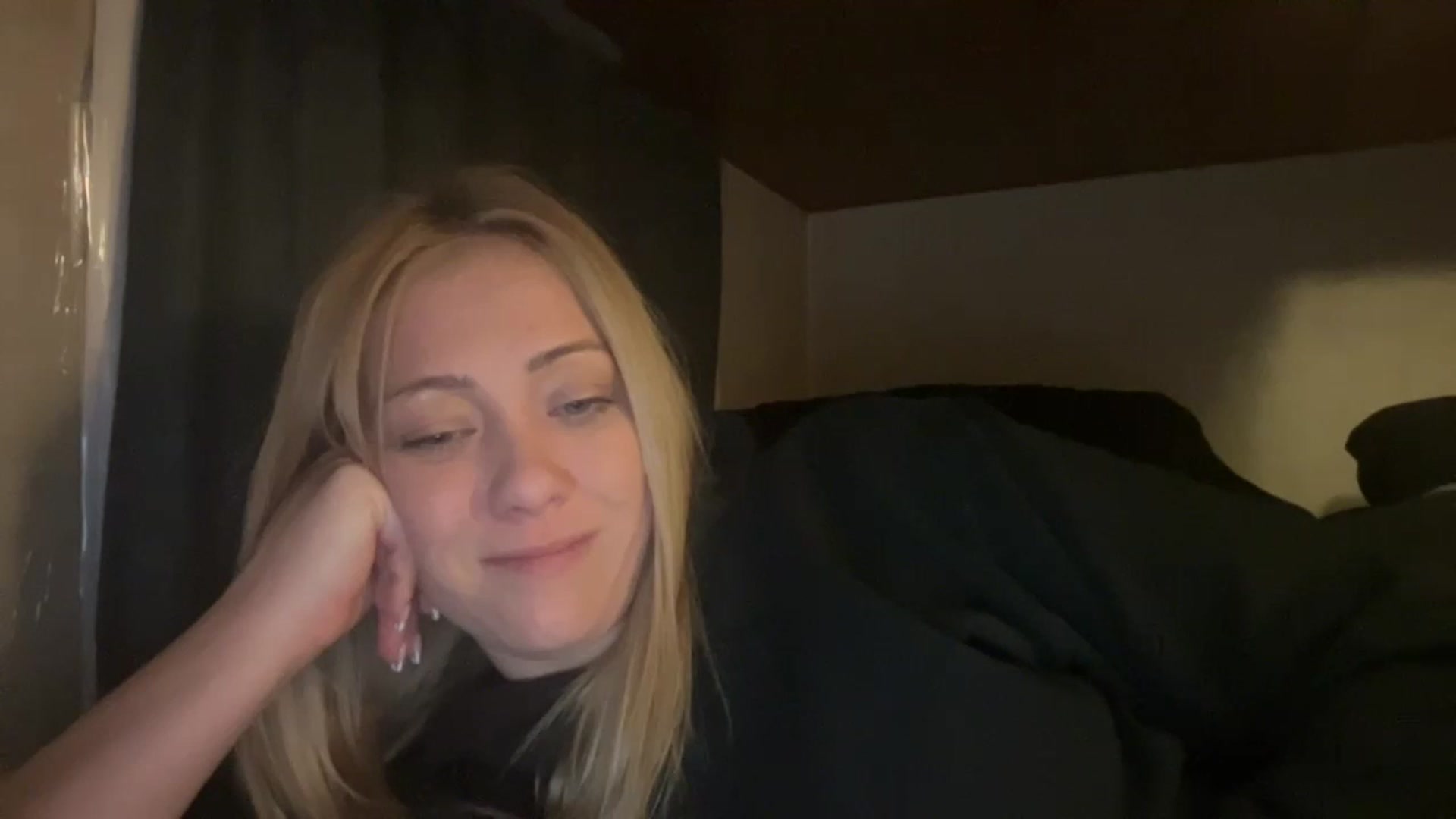 Gallery image thumbnail from Bella_Online's myfreecams stream on, 12/04/2022, 10:00 image 16 of 20