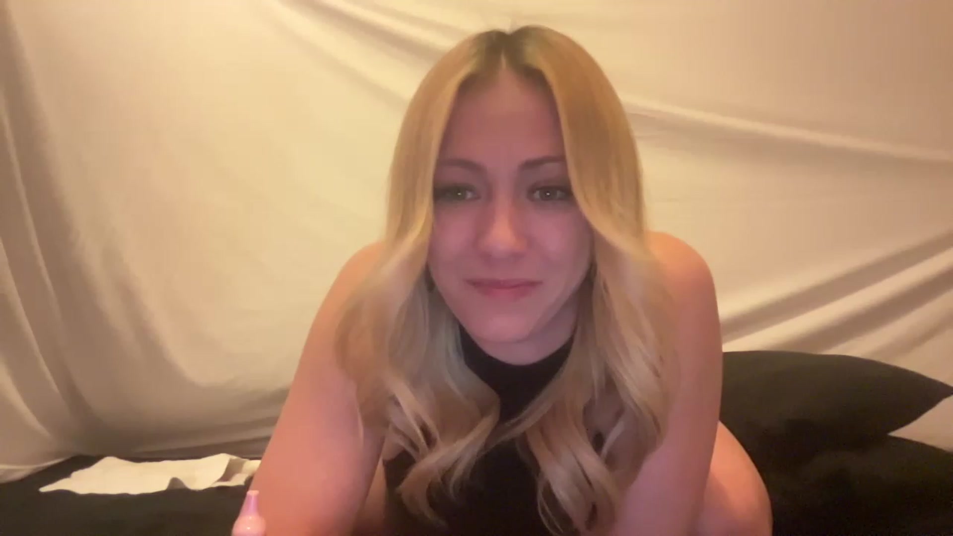 Gallery image thumbnail from Bella_Online's myfreecams stream on, 01/27/2023, 02:40 image 6 of 20