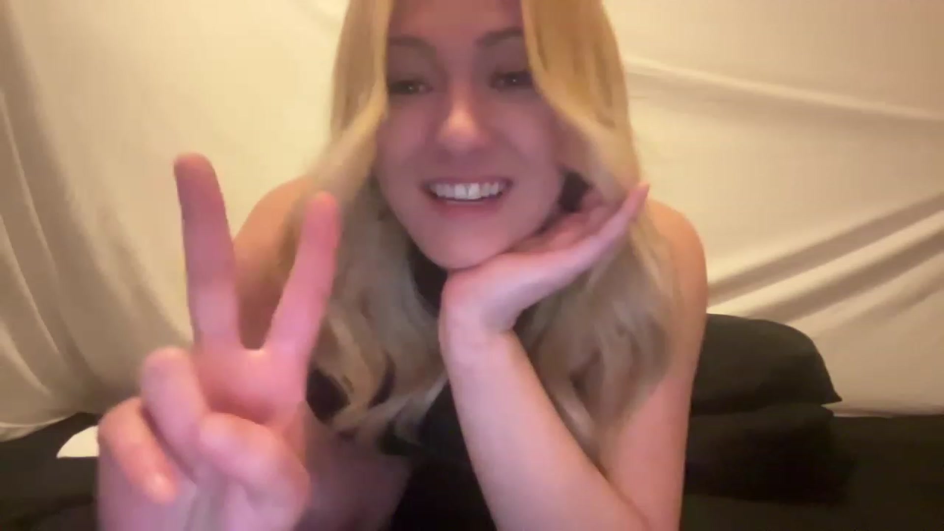 Gallery image thumbnail from Bella_Online's myfreecams stream on, 01/27/2023, 02:40 image 18 of 20