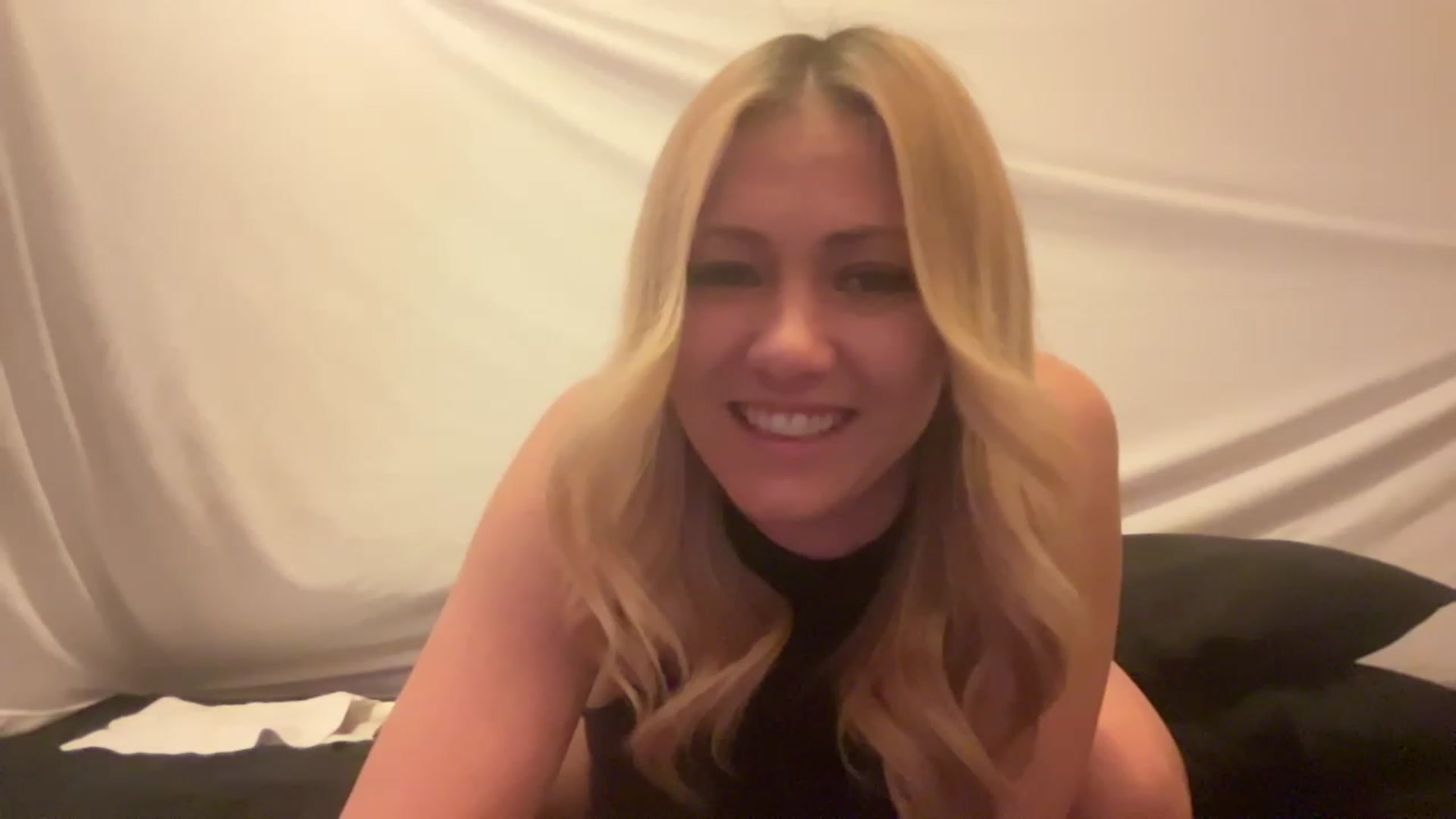 Gallery image thumbnail from Bella_Online's myfreecams stream on, 01/27/2023, 02:40 image 8 of 20