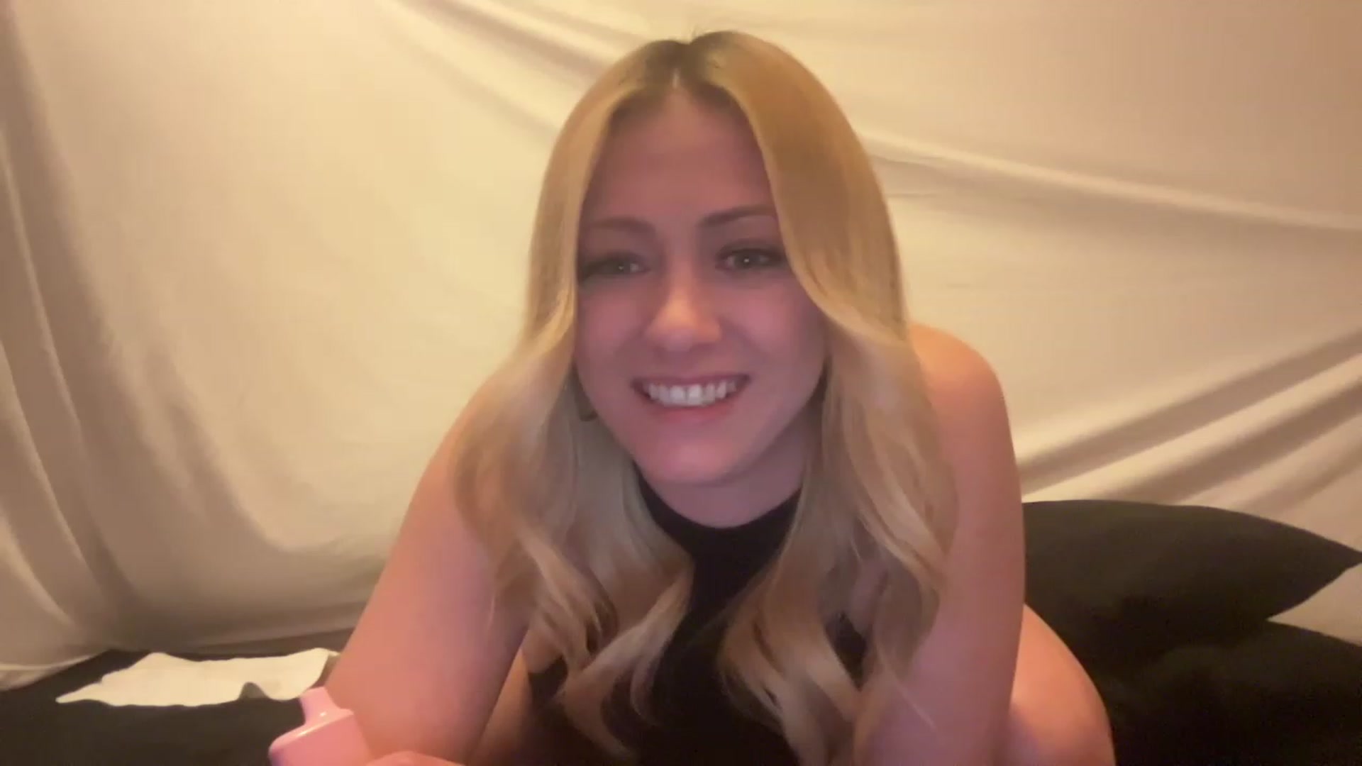 Gallery image thumbnail from Bella_Online's myfreecams stream on, 01/27/2023, 02:40 image 7 of 20