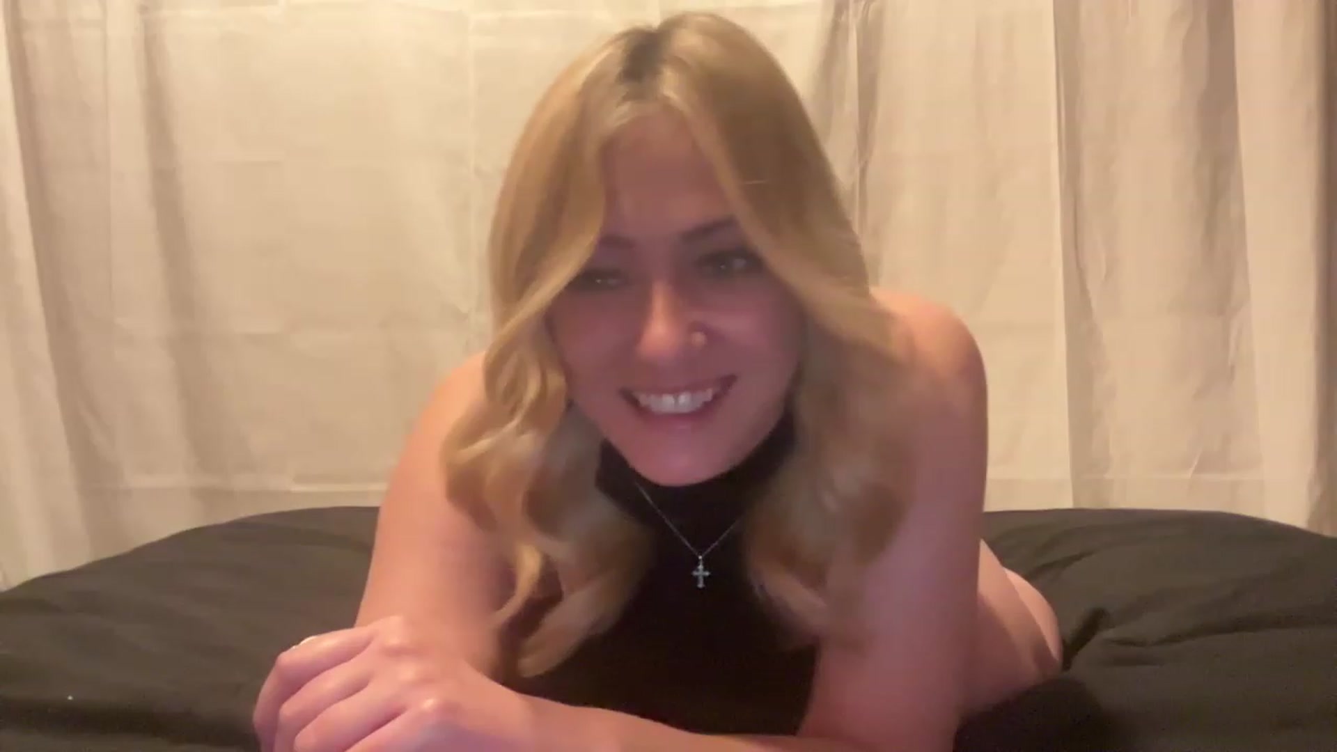 Gallery image thumbnail from Bella_Online's myfreecams stream on, 03/29/2023, 23:10 image 7 of 20