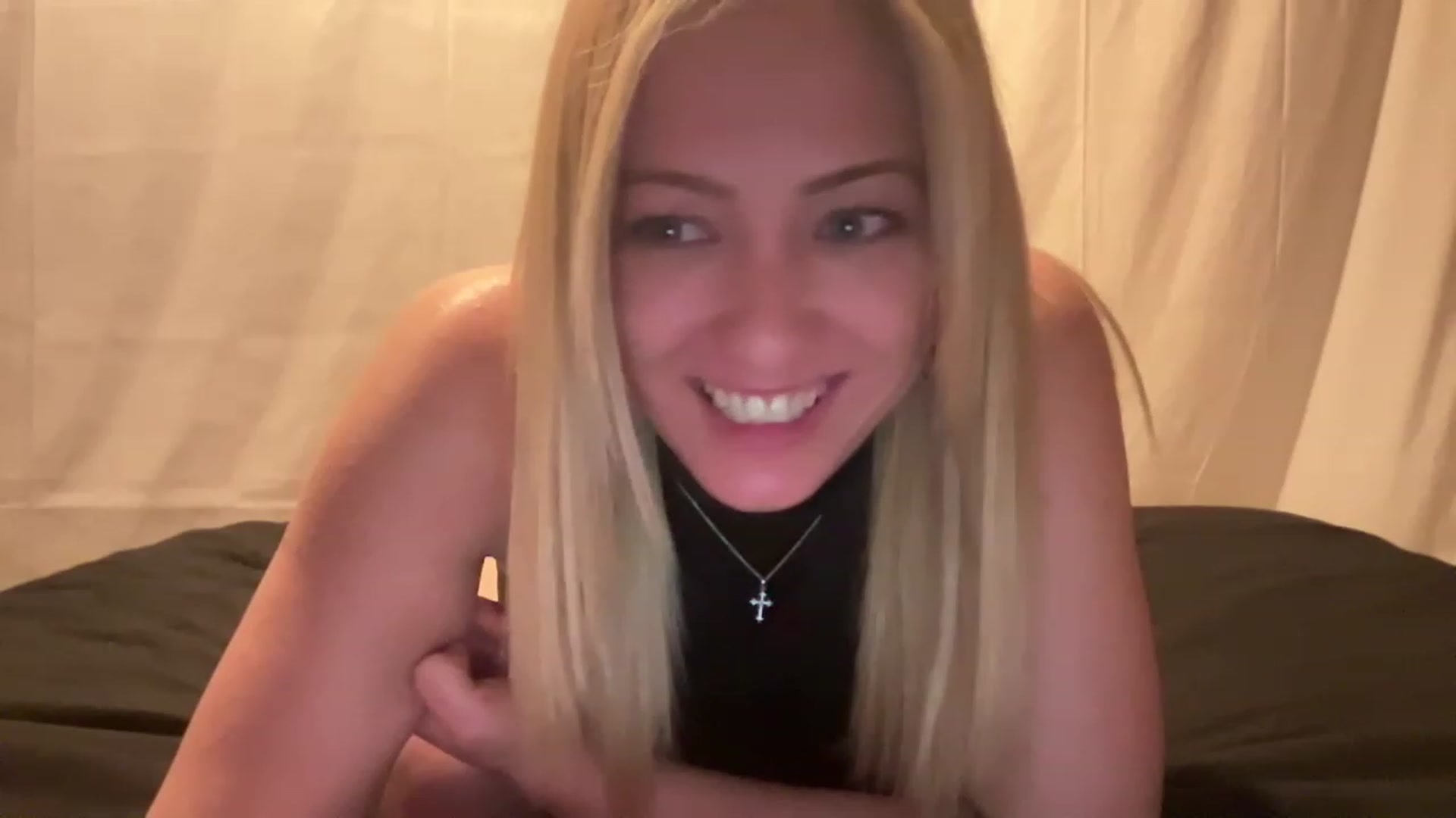 Gallery image thumbnail from Bella_Online's myfreecams stream on, 04/04/2023, 10:28 image 10 of 20
