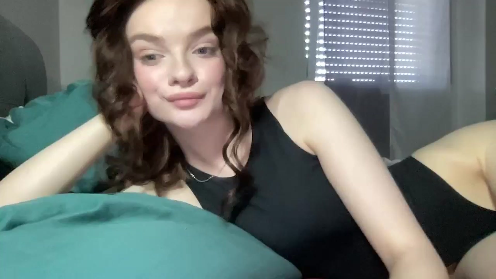 Gallery image thumbnail from Bella__Cullen's myfreecams stream on, 07/18/2024, 08:32 image 16 of 20