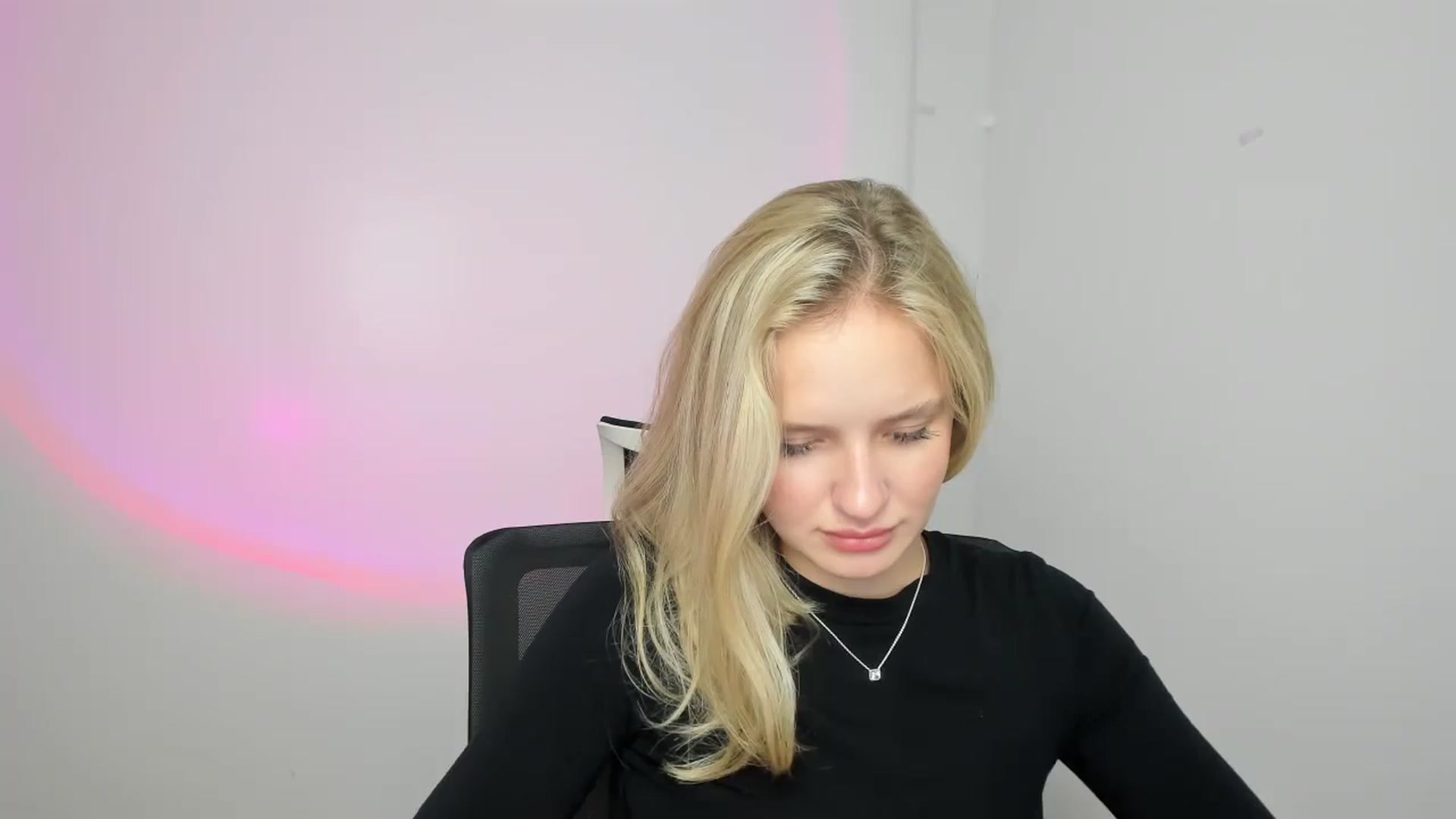 Gallery image thumbnail from Bella_amorere's myfreecams stream on, 08/11/2024, 09:23 image 19 of 20