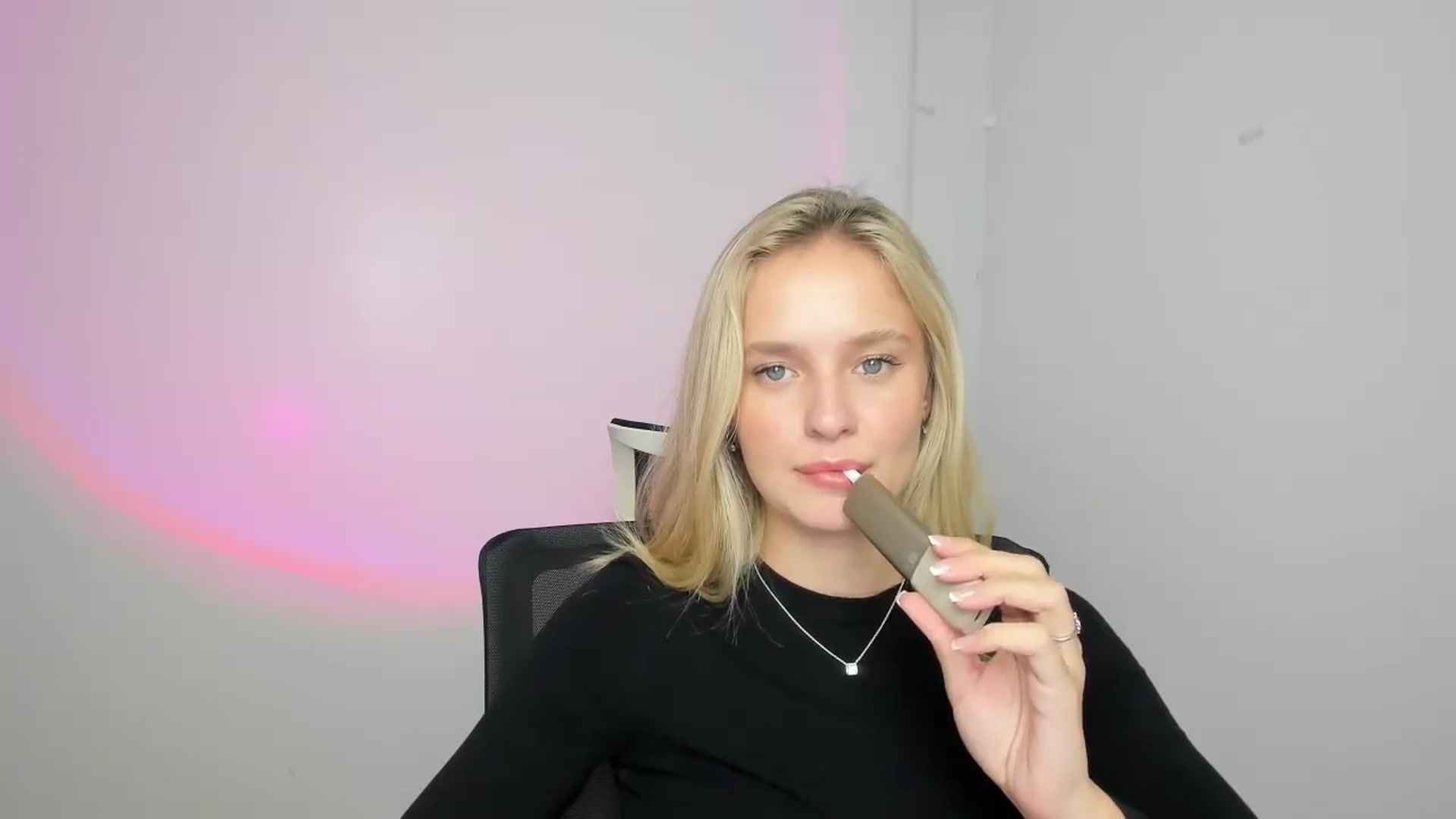 Gallery image thumbnail from Bella_amorere's myfreecams stream on, 08/11/2024, 09:23 image 7 of 20
