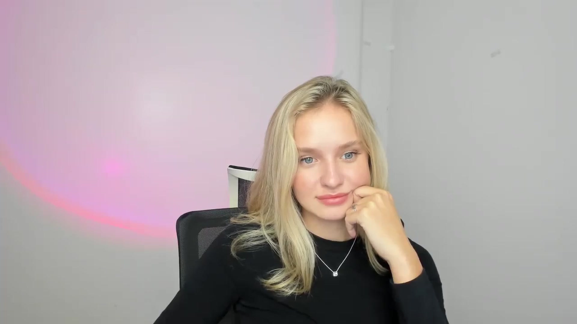 Gallery image thumbnail from Bella_amorere's myfreecams stream on, 08/11/2024, 09:23 image 13 of 20