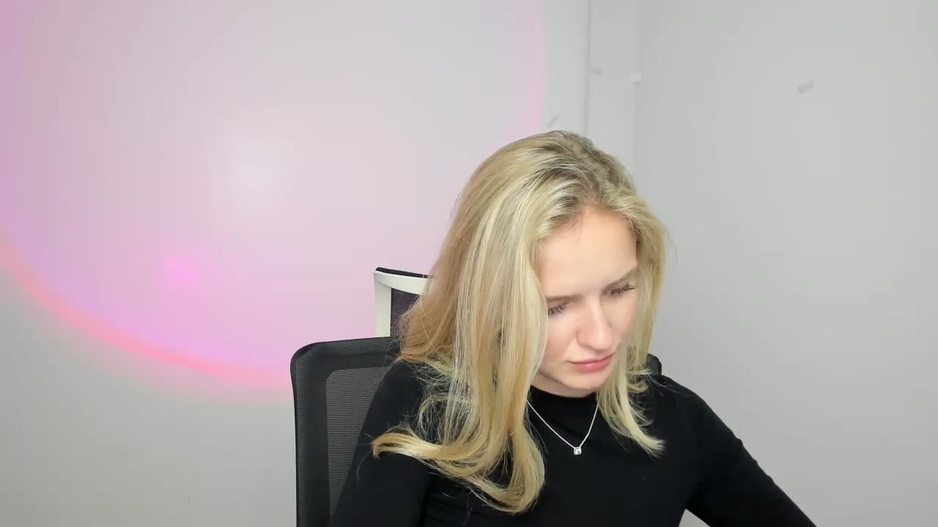 Gallery image thumbnail from Bella_amorere's myfreecams stream on, 08/11/2024, 09:23 image 15 of 20