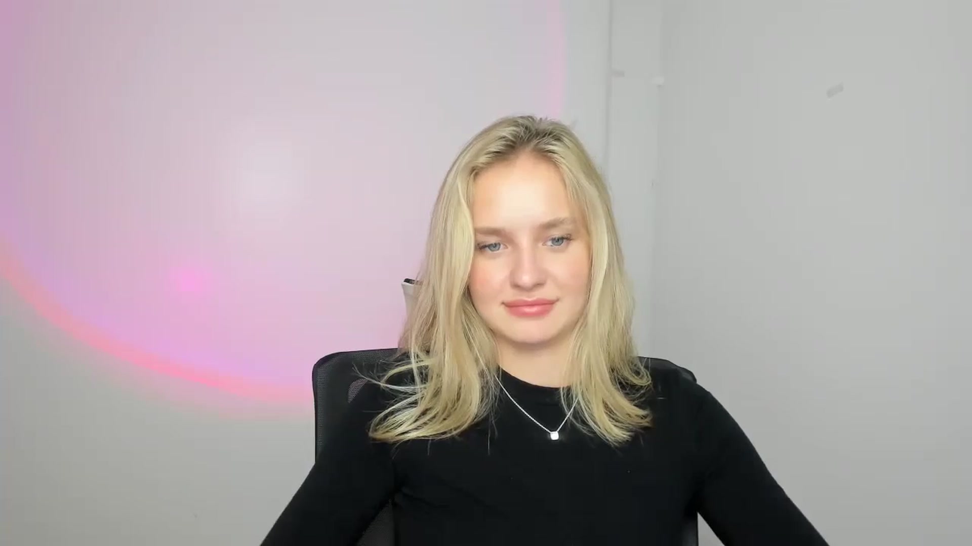 Gallery image thumbnail from Bella_amorere's myfreecams stream on, 08/11/2024, 09:23 image 18 of 20