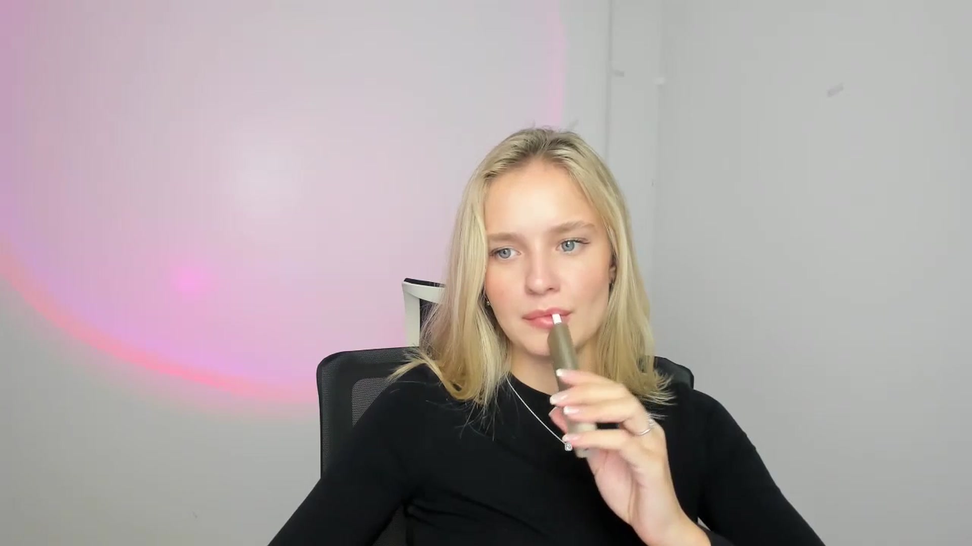 Gallery image thumbnail from Bella_amorere's myfreecams stream on, 08/11/2024, 09:23 image 9 of 20
