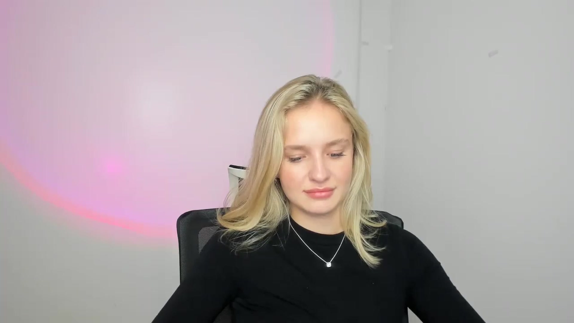 Gallery image thumbnail from Bella_amorere's myfreecams stream on, 08/11/2024, 09:23 image 14 of 20