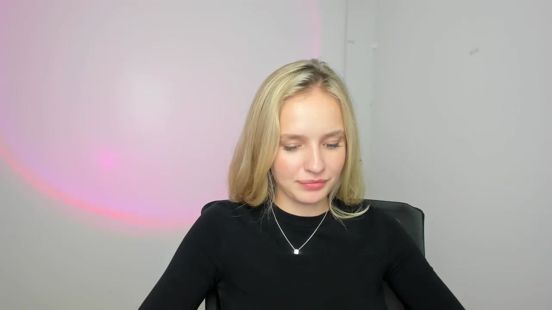 Gallery image thumbnail from Bella_amorere's myfreecams stream on, 08/11/2024, 10:39 image 9 of 20