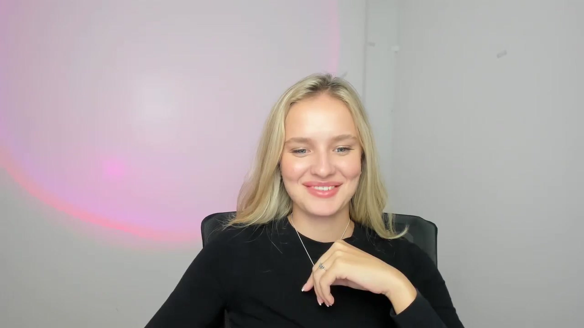Gallery image thumbnail from Bella_amorere's myfreecams stream on, 08/11/2024, 10:39 image 8 of 20