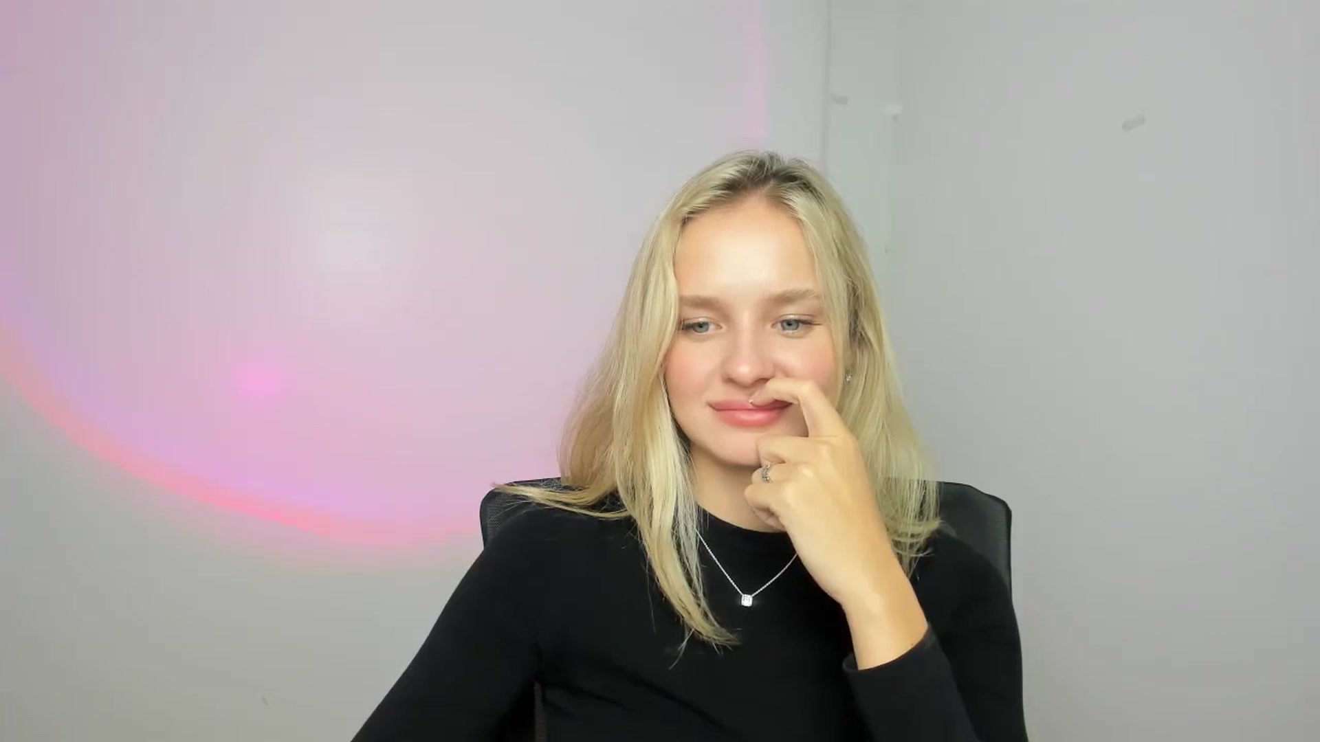 Gallery image thumbnail from Bella_amorere's myfreecams stream on, 08/11/2024, 10:39 image 15 of 20