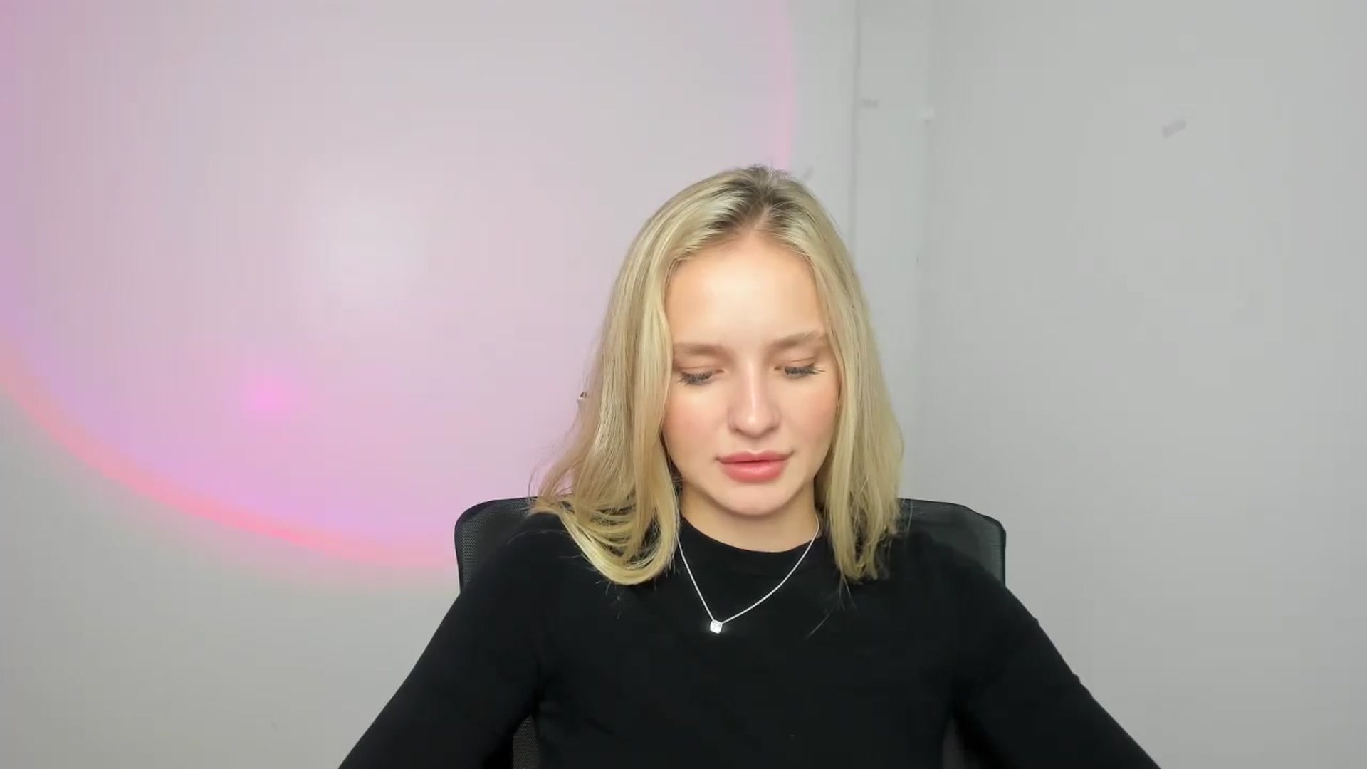 Gallery image thumbnail from Bella_amorere's myfreecams stream on, 08/11/2024, 10:39 image 6 of 20