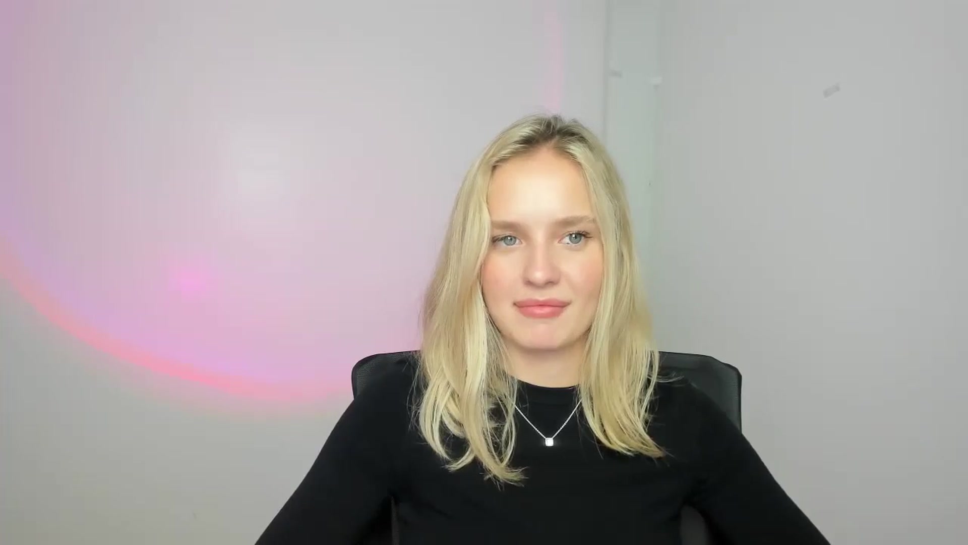 Gallery image thumbnail from Bella_amorere's myfreecams stream on, 08/11/2024, 10:39 image 19 of 20