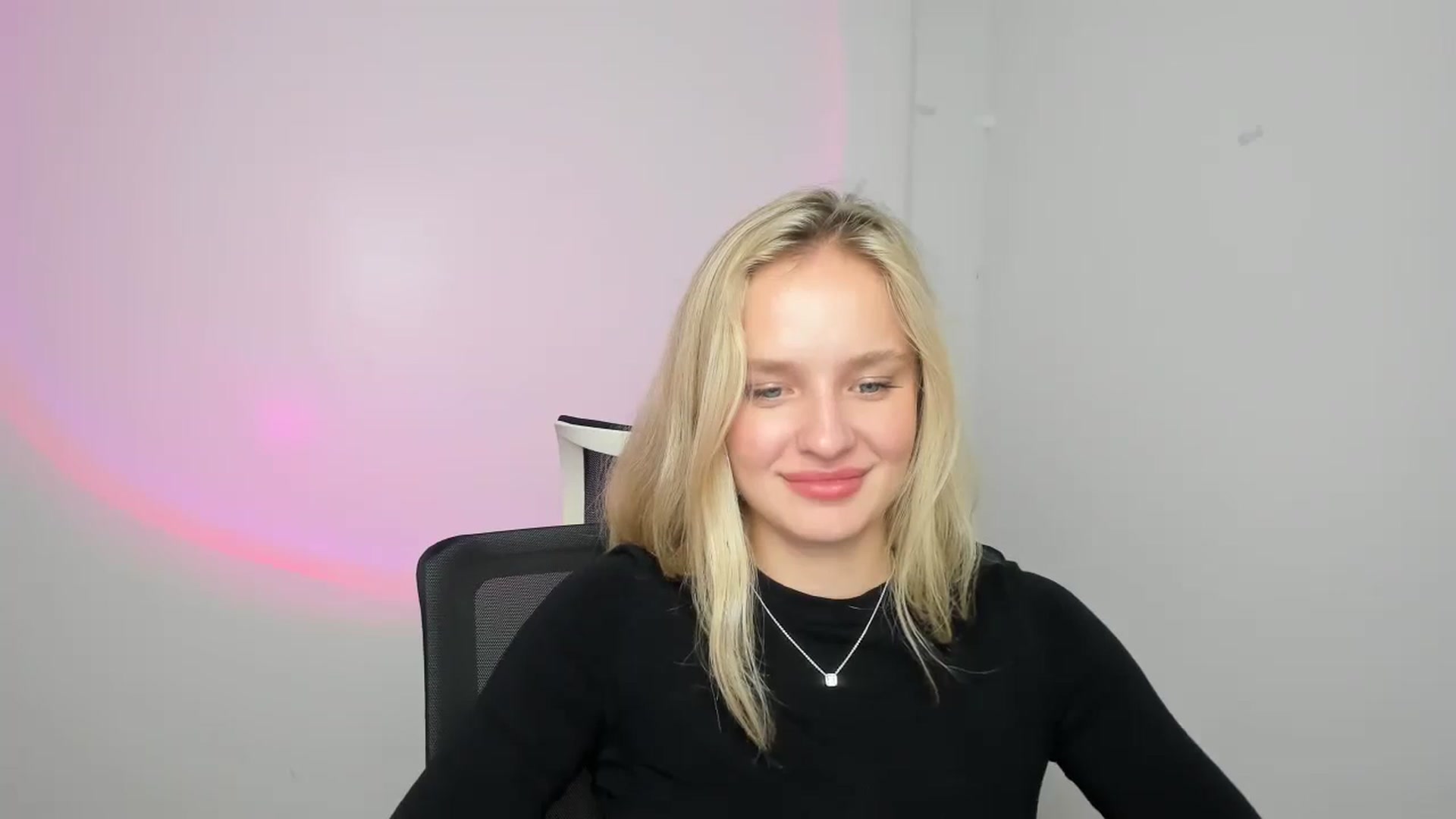 Gallery image thumbnail from Bella_amorere's myfreecams stream on, 08/11/2024, 10:39 image 12 of 20