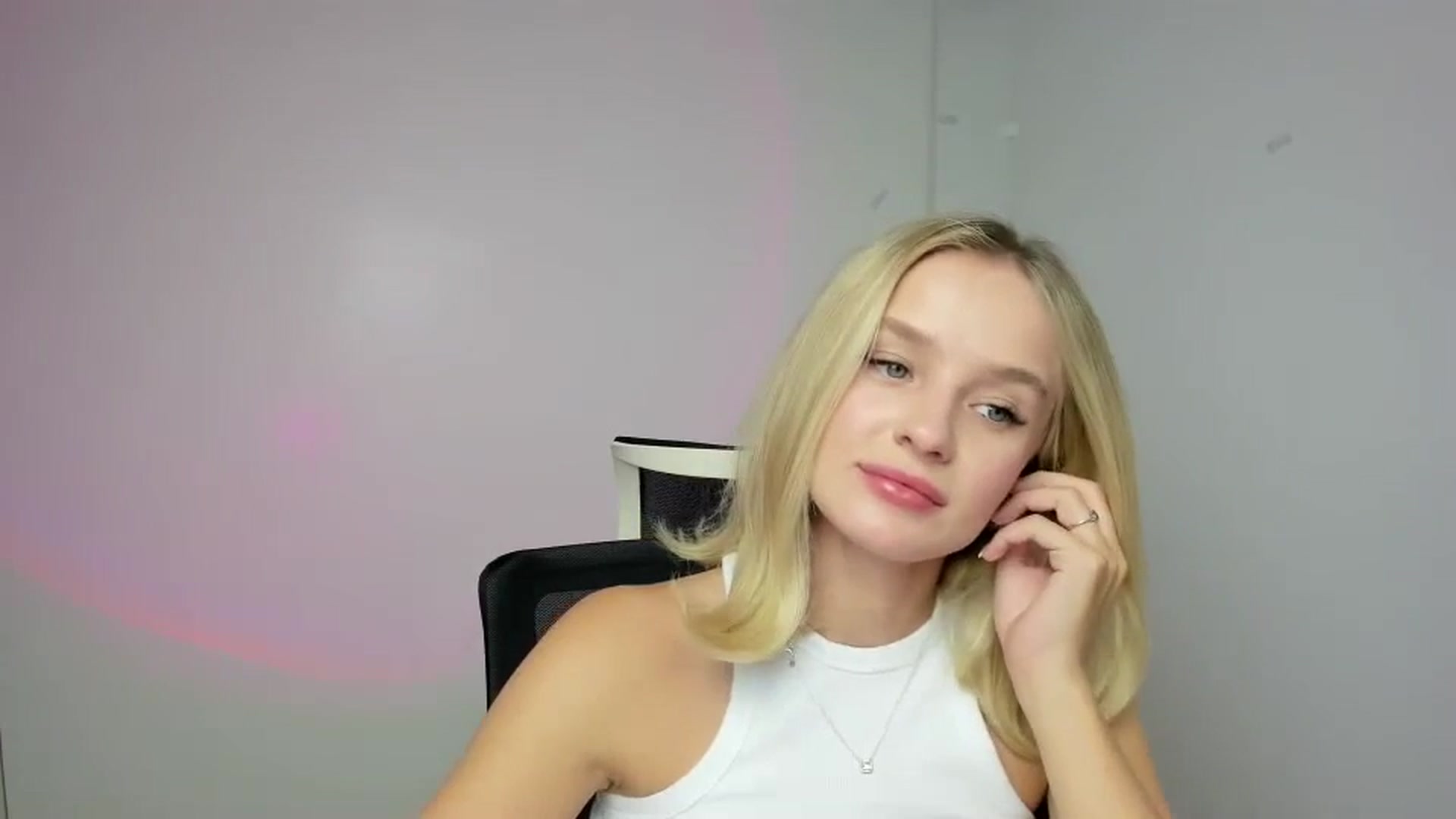 Gallery image thumbnail from Bella_amorere's myfreecams stream on, 08/14/2024, 12:28 image 9 of 20