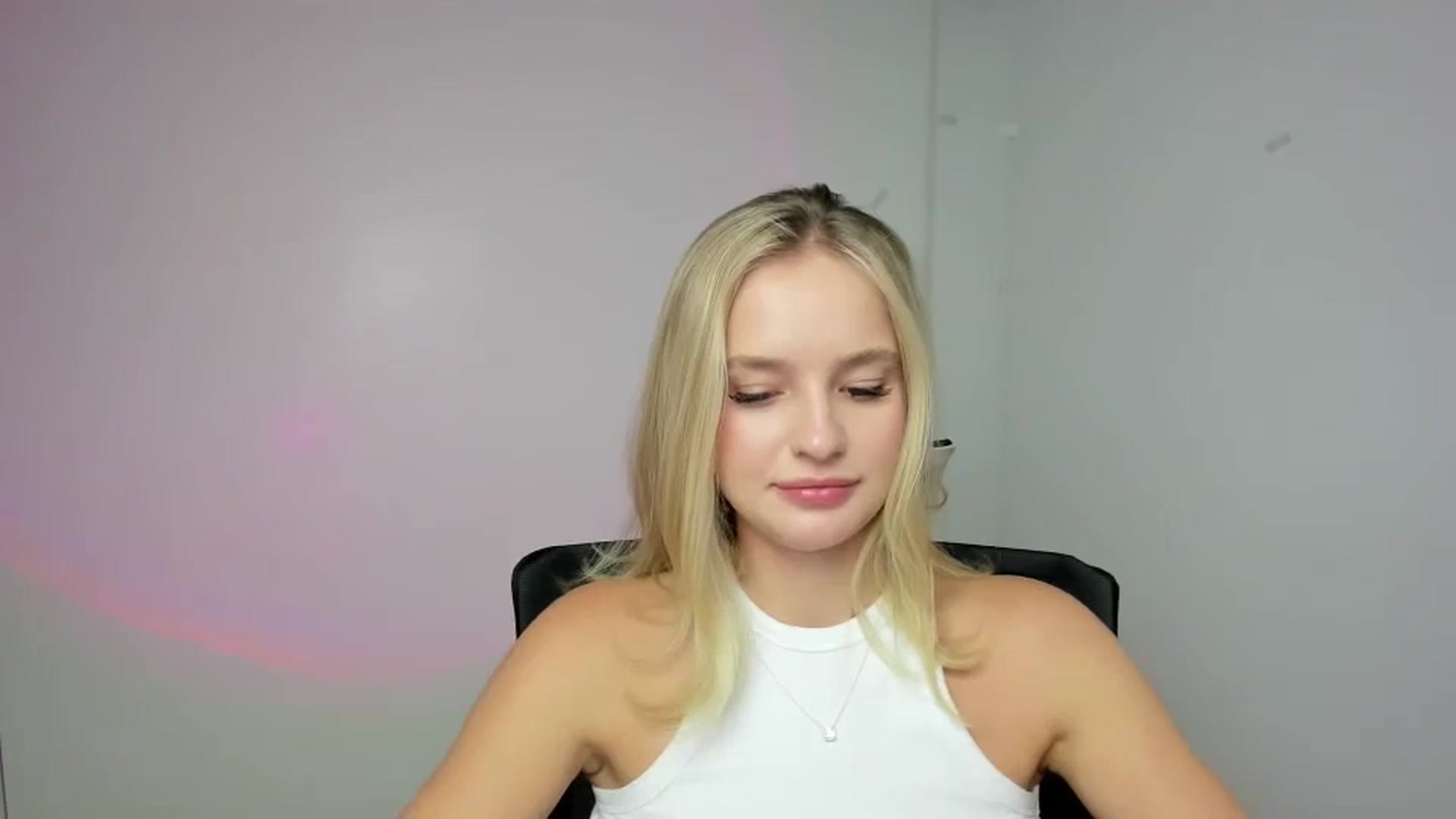 Gallery image thumbnail from Bella_amorere's myfreecams stream on, 08/14/2024, 12:28 image 11 of 20