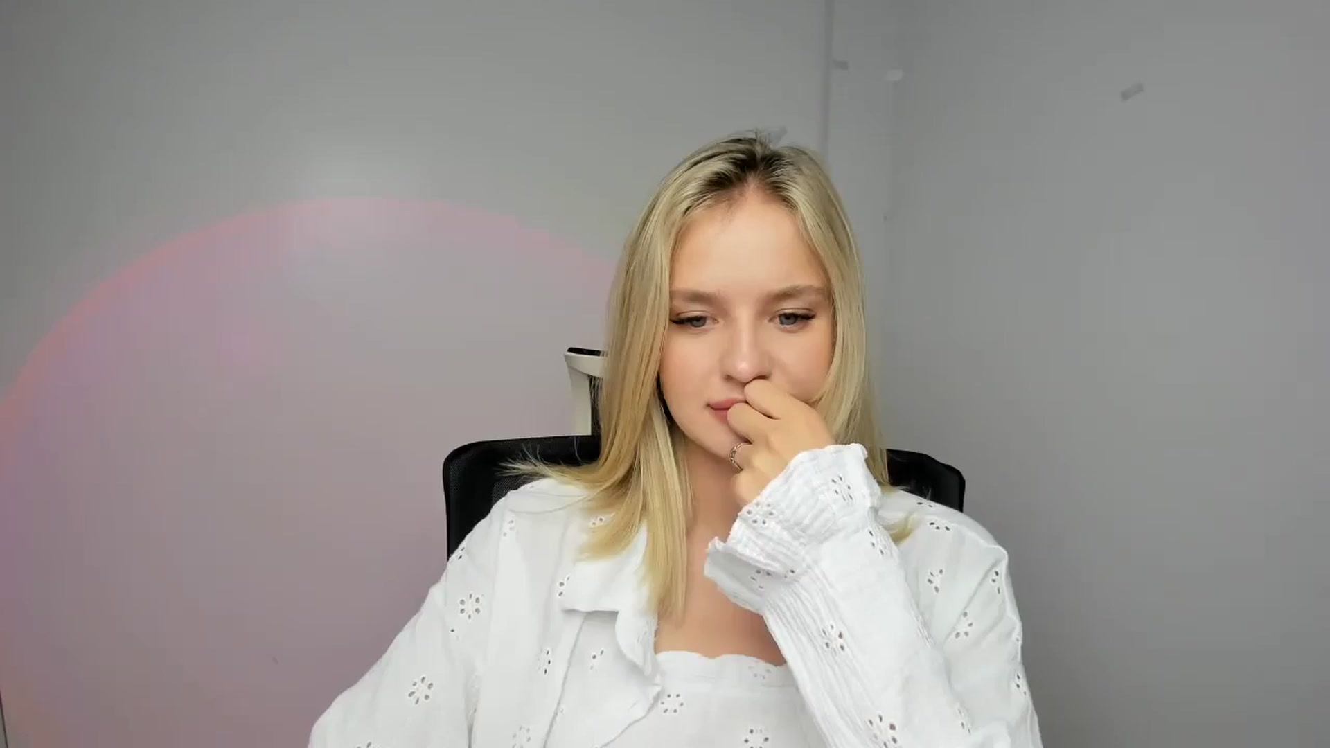 Gallery image thumbnail from Bella_amorere's myfreecams stream on, 08/18/2024, 14:35 image 15 of 20