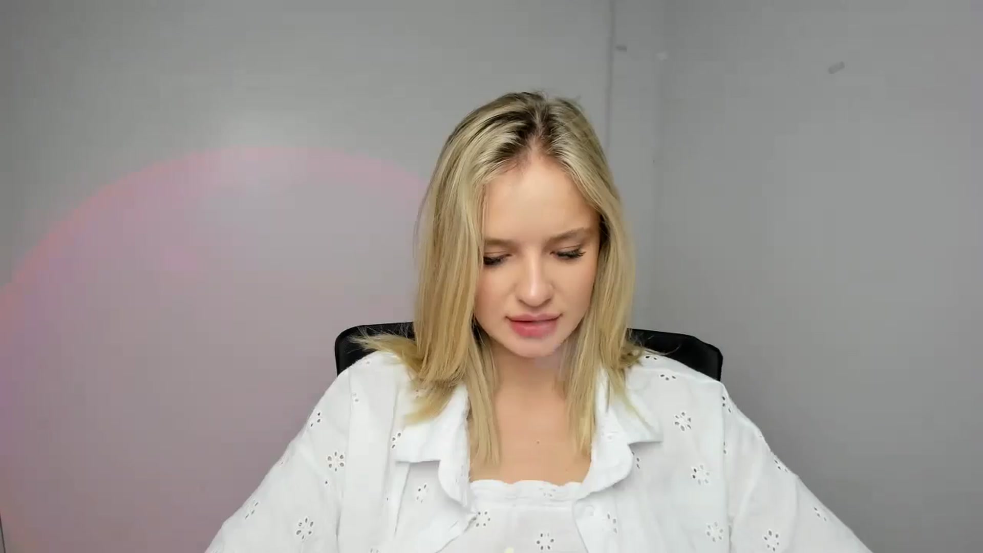 Gallery image thumbnail from Bella_amorere's myfreecams stream on, 08/18/2024, 14:35 image 7 of 20