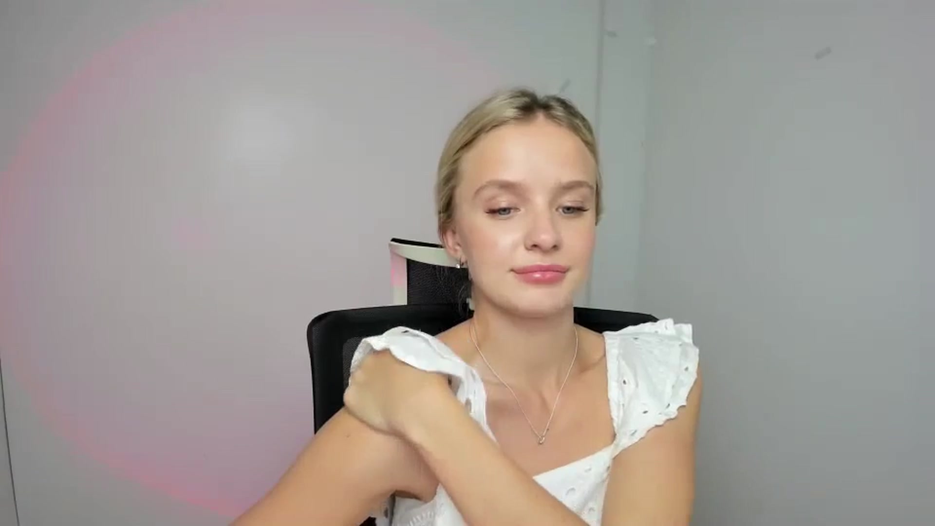 Gallery image thumbnail from Bella_amorere's myfreecams stream on, 08/25/2024, 10:36 image 5 of 20