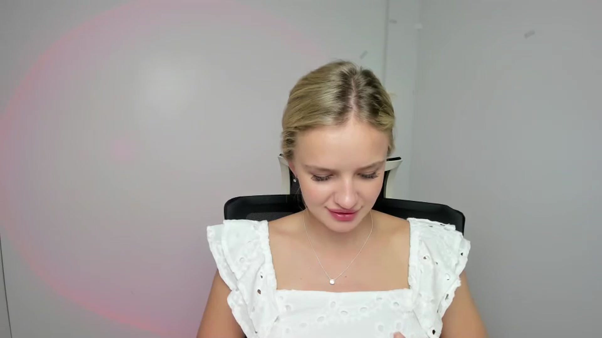 Gallery image thumbnail from Bella_amorere's myfreecams stream on, 08/25/2024, 10:36 image 19 of 20