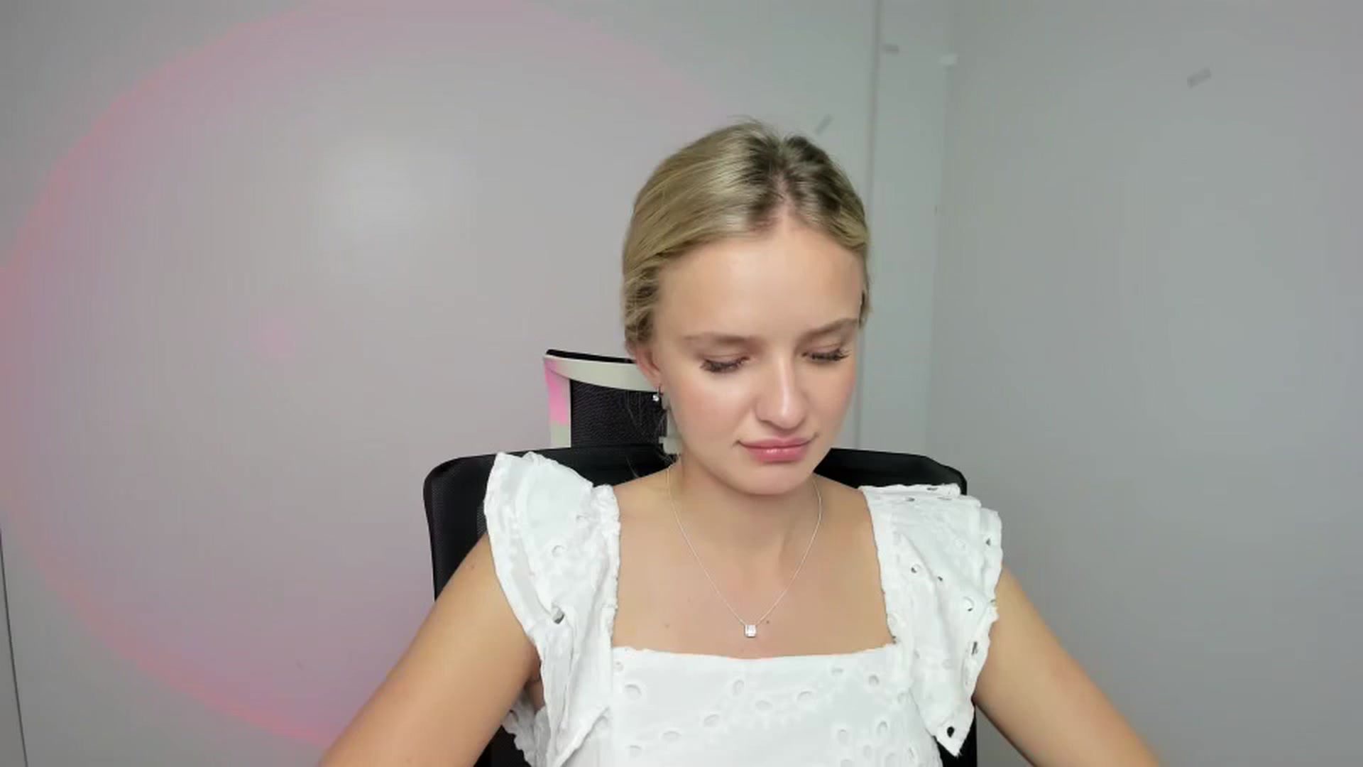 Gallery image thumbnail from Bella_amorere's myfreecams stream on, 08/25/2024, 10:36 image 8 of 20
