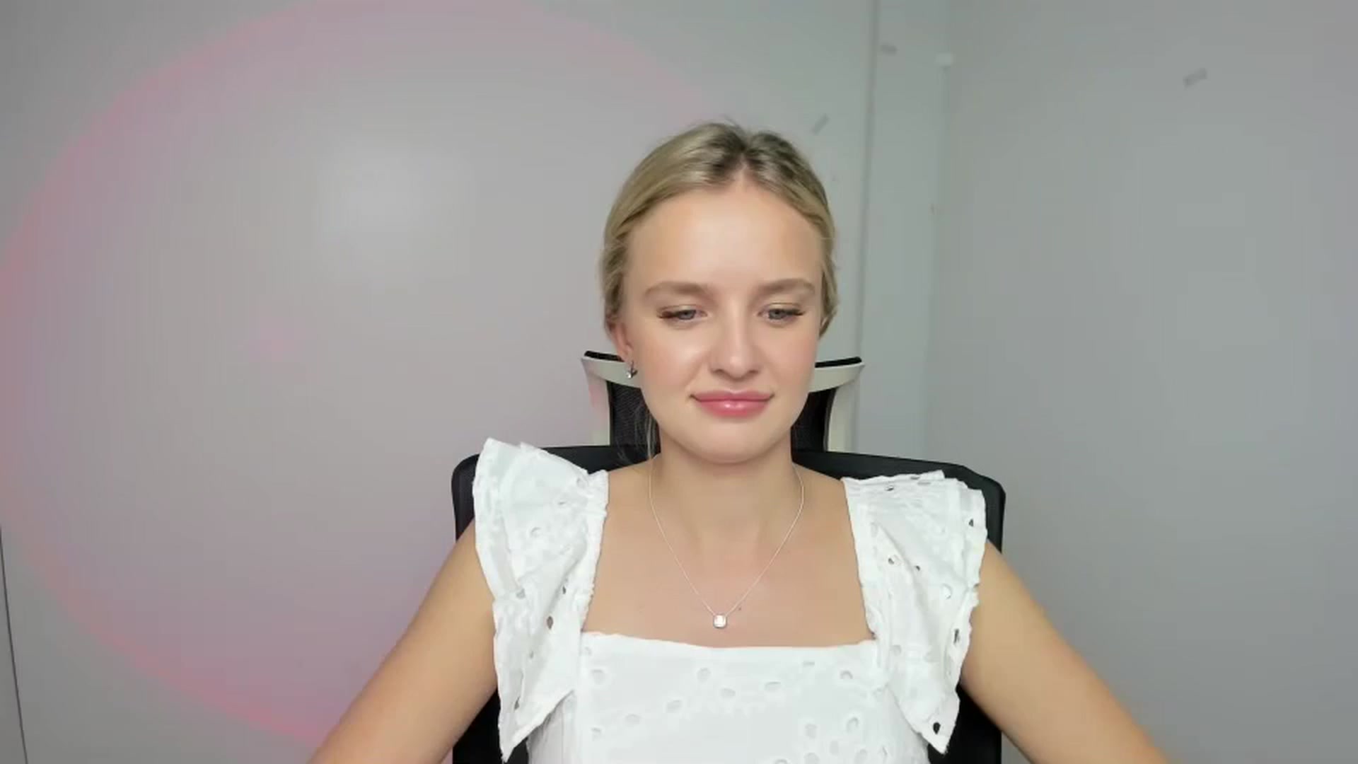 Gallery image thumbnail from Bella_amorere's myfreecams stream on, 08/25/2024, 10:36 image 1 of 20